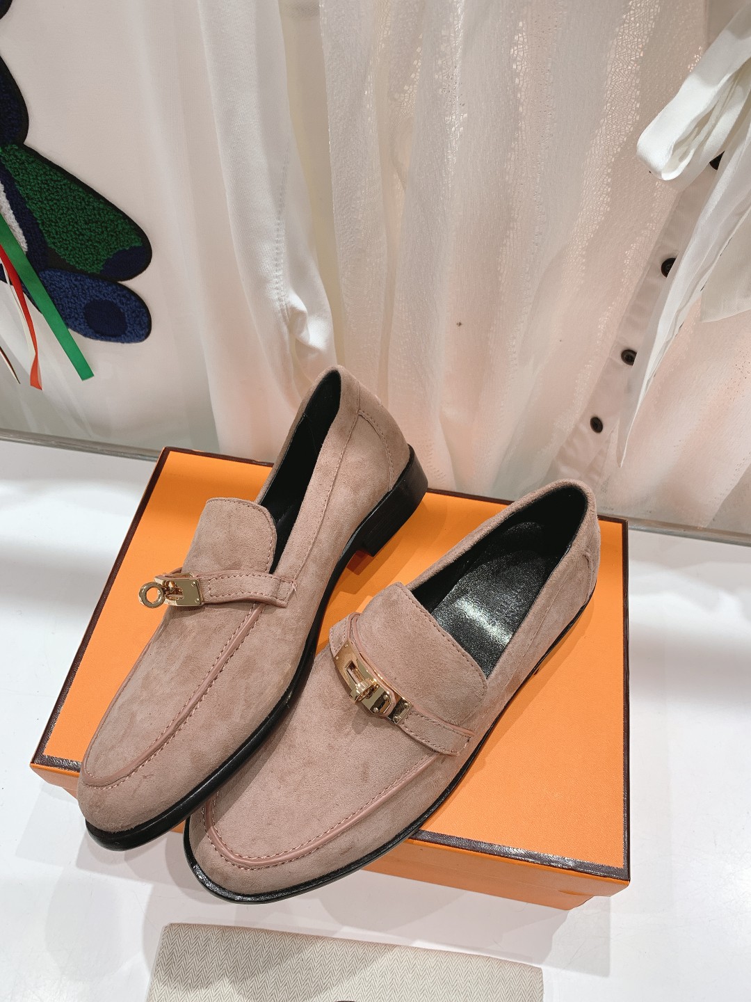 高版本Herme…s fwnew arrival～H家新款kelly扣乐福鞋鞋型很好看，见到到极致的造型