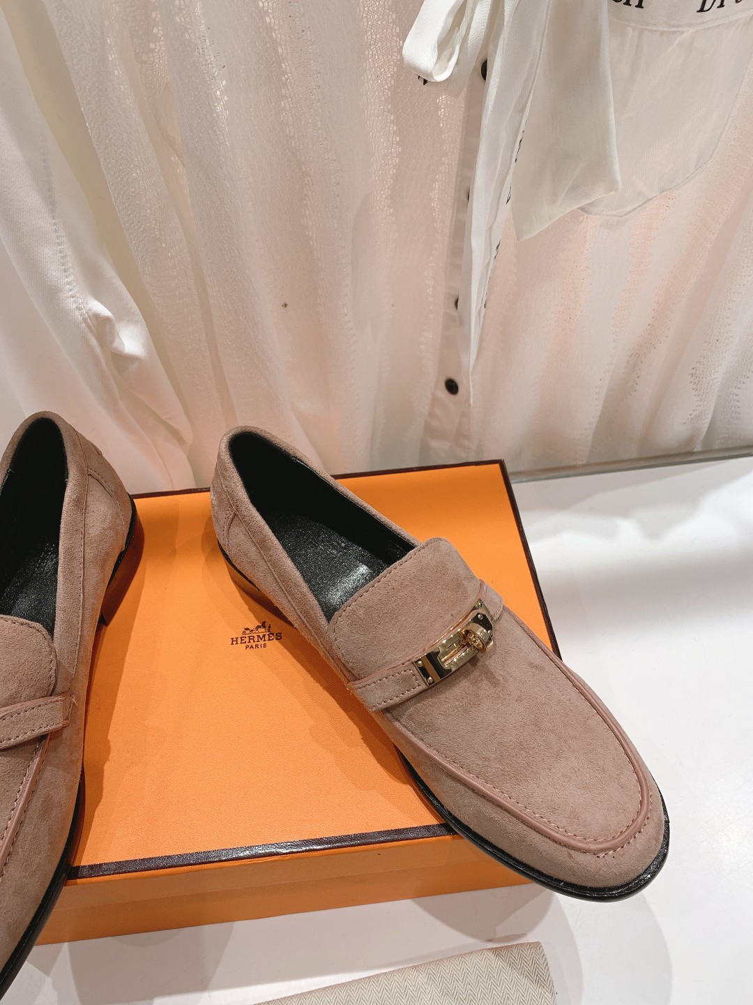 高版本Herme…s fwnew arrival～H家新款kelly扣乐福鞋鞋型很好看，见到到极致的造型