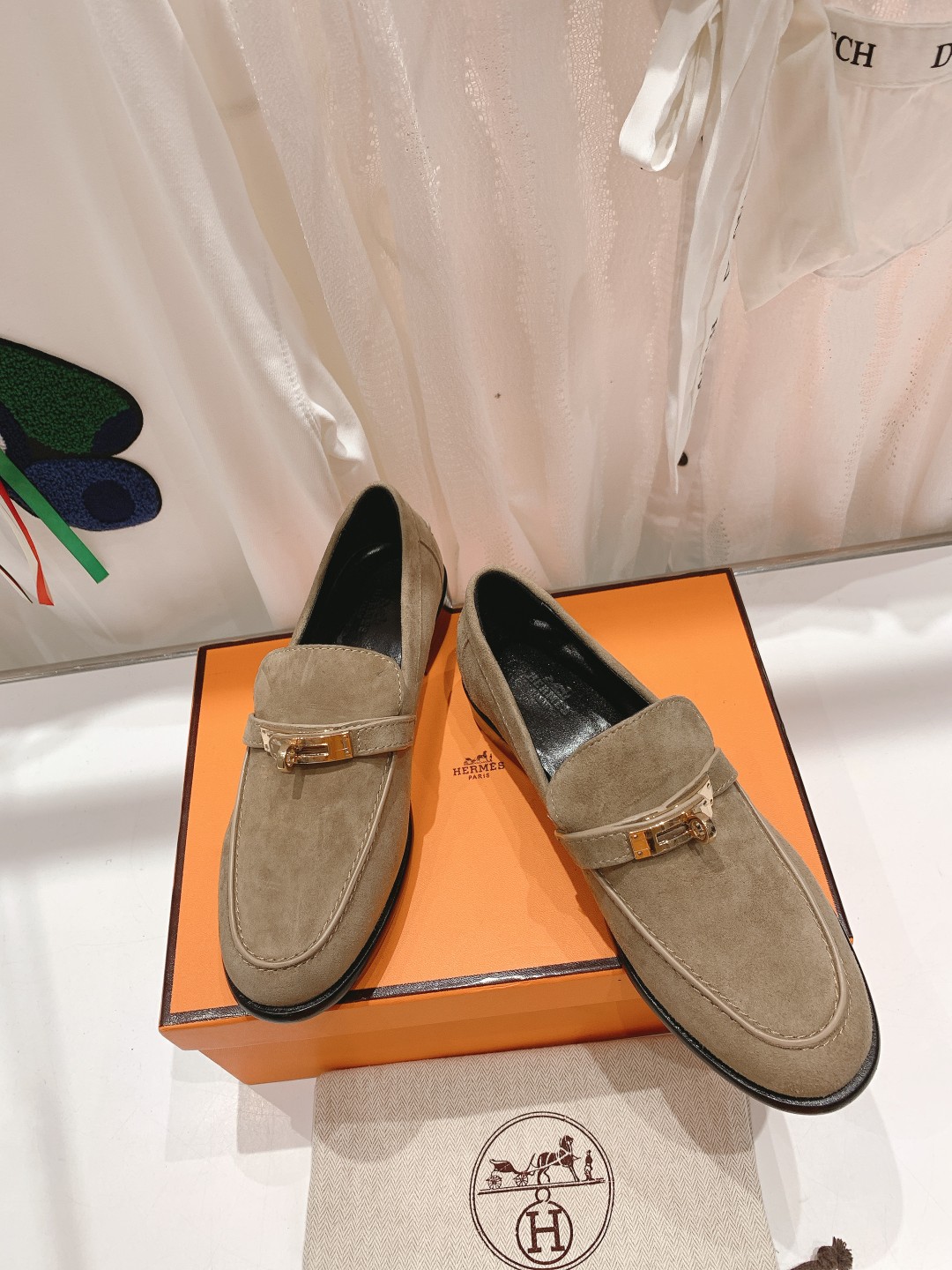 高版本Herme…s fwnew arrival～H家新款kelly扣乐福鞋鞋型很好看，见到到极致的造型