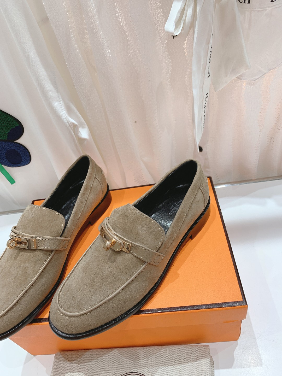 高版本Herme…s fwnew arrival～H家新款kelly扣乐福鞋鞋型很好看，见到到极致的造型