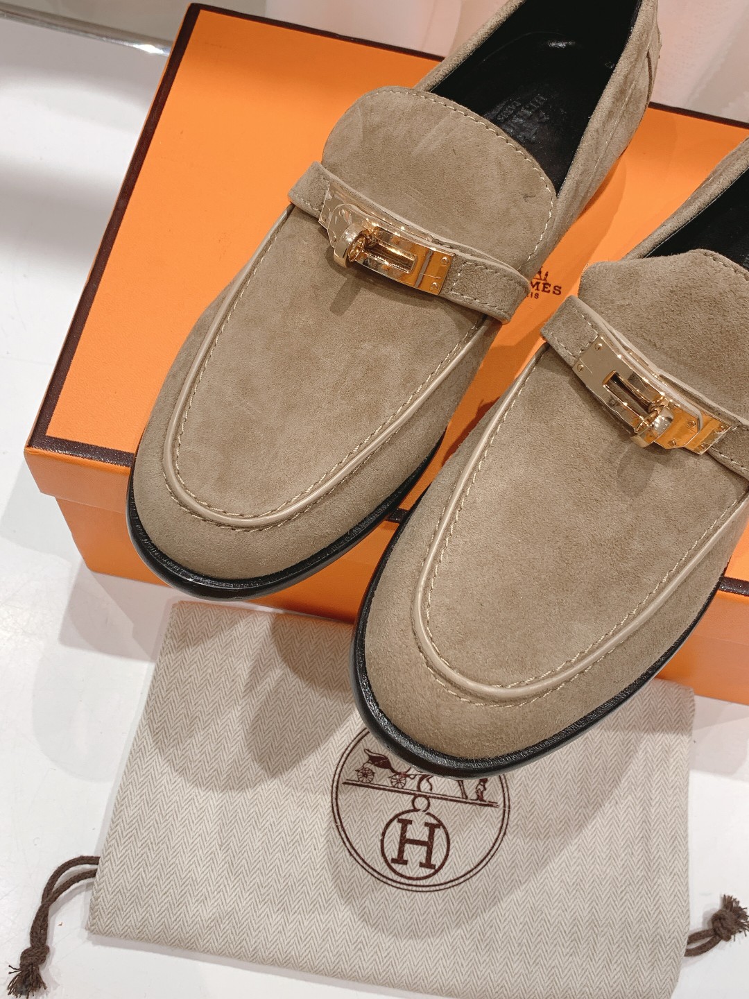 高版本Herme…s fwnew arrival～H家新款kelly扣乐福鞋鞋型很好看，见到到极致的造型