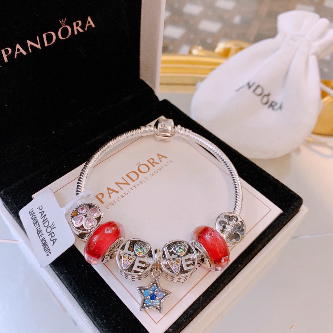 P165 七夕情人节礼物 不爆不上🔥潘多拉手链手镯Pandora 抖音网红 带货必选🐟 直播带货 高品质镶嵌工艺  佩戴码数手腕尺寸➕2cm ~3cm爆款官网同款 🎁2022新款🔥搭配潘多拉🌷🍃独家实拍。工厂直销一手货源！ 🔥足克足量，进口水钻全手工镶嵌💎限量出售 欢迎下单👏👏。尺寸16~21cm  每一颗配件都有其含义，证明出潘多拉手链是具有丰富的首饰内涵和艺术故事❕❕ 钻位清晰镶工是极好的丹麦高端材质和顶级银为原料。❗尺寸：16 17 18 19 20 21公分
