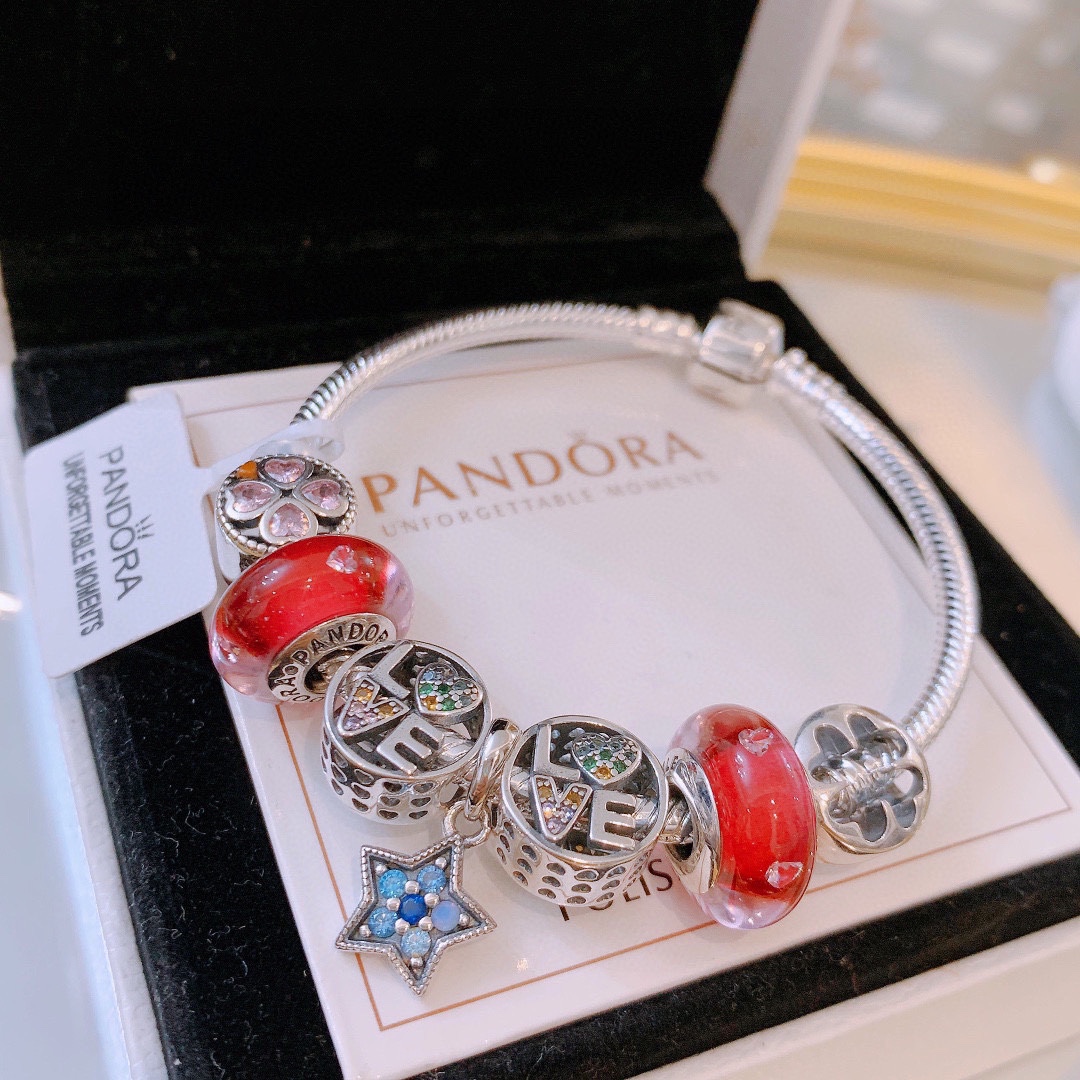P165 七夕情人节礼物 不爆不上🔥潘多拉手链手镯Pandora 抖音网红 带货必选🐟 直播带货 高品质镶嵌工艺  佩戴码数手腕尺寸➕2cm ~3cm爆款官网同款 🎁2022新款🔥搭配潘多拉🌷🍃独家实拍。工厂直销一手货源！ 🔥足克足量，进口水钻全手工镶嵌💎限量出售 欢迎下单👏👏。尺寸16~21cm  每一颗配件都有其含义，证明出潘多拉手链是具有丰富的首饰内涵和艺术故事❕❕ 钻位清晰镶工是极好的丹麦高端材质和顶级银为原料。❗尺寸：16 17 18 19 20 21公分