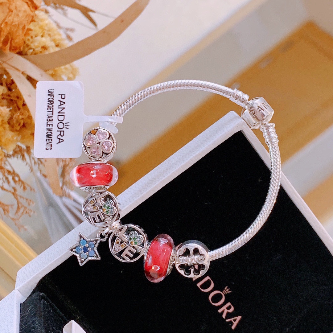 P165 七夕情人节礼物 不爆不上🔥潘多拉手链手镯Pandora 抖音网红 带货必选🐟 直播带货 高品质镶嵌工艺  佩戴码数手腕尺寸➕2cm ~3cm爆款官网同款 🎁2022新款🔥搭配潘多拉🌷🍃独家实拍。工厂直销一手货源！ 🔥足克足量，进口水钻全手工镶嵌💎限量出售 欢迎下单👏👏。尺寸16~21cm  每一颗配件都有其含义，证明出潘多拉手链是具有丰富的首饰内涵和艺术故事❕❕ 钻位清晰镶工是极好的丹麦高端材质和顶级银为原料。❗尺寸：16 17 18 19 20 21公分