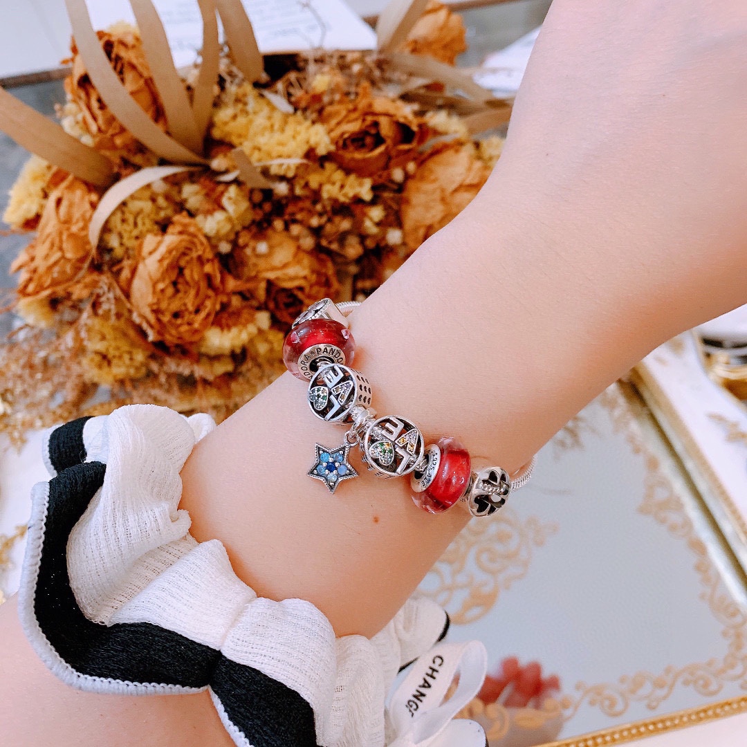 P165 七夕情人节礼物 不爆不上🔥潘多拉手链手镯Pandora 抖音网红 带货必选🐟 直播带货 高品质镶嵌工艺  佩戴码数手腕尺寸➕2cm ~3cm爆款官网同款 🎁2022新款🔥搭配潘多拉🌷🍃独家实拍。工厂直销一手货源！ 🔥足克足量，进口水钻全手工镶嵌💎限量出售 欢迎下单👏👏。尺寸16~21cm  每一颗配件都有其含义，证明出潘多拉手链是具有丰富的首饰内涵和艺术故事❕❕ 钻位清晰镶工是极好的丹麦高端材质和顶级银为原料。❗尺寸：16 17 18 19 20 21公分