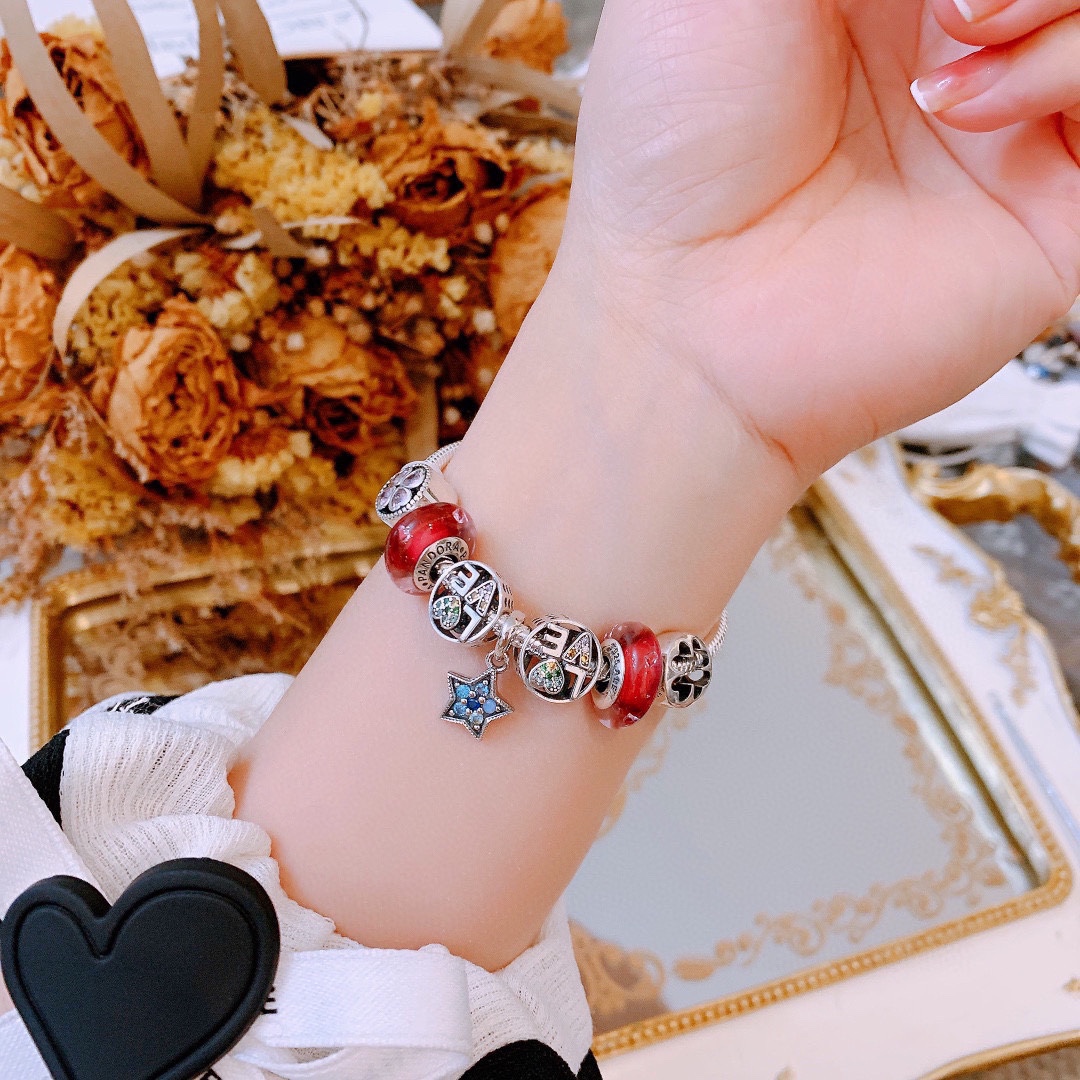 P165 七夕情人节礼物 不爆不上🔥潘多拉手链手镯Pandora 抖音网红 带货必选🐟 直播带货 高品质镶嵌工艺  佩戴码数手腕尺寸➕2cm ~3cm爆款官网同款 🎁2022新款🔥搭配潘多拉🌷🍃独家实拍。工厂直销一手货源！ 🔥足克足量，进口水钻全手工镶嵌💎限量出售 欢迎下单👏👏。尺寸16~21cm  每一颗配件都有其含义，证明出潘多拉手链是具有丰富的首饰内涵和艺术故事❕❕ 钻位清晰镶工是极好的丹麦高端材质和顶级银为原料。❗尺寸：16 17 18 19 20 21公分