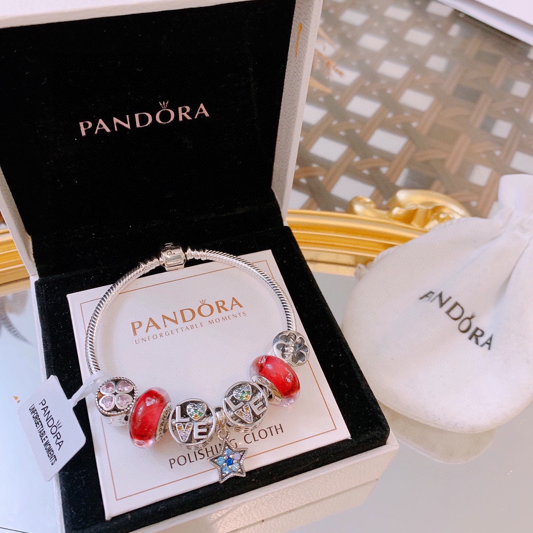 P165 七夕情人节礼物 不爆不上🔥潘多拉手链手镯Pandora 抖音网红 带货必选🐟 直播带货 高品质镶嵌工艺  佩戴码数手腕尺寸➕2cm ~3cm爆款官网同款 🎁2022新款🔥搭配潘多拉🌷🍃独家实拍。工厂直销一手货源！ 🔥足克足量，进口水钻全手工镶嵌💎限量出售 欢迎下单👏👏。尺寸16~21cm  每一颗配件都有其含义，证明出潘多拉手链是具有丰富的首饰内涵和艺术故事❕❕ 钻位清晰镶工是极好的丹麦高端材质和顶级银为原料。❗尺寸：16 17 18 19 20 21公分