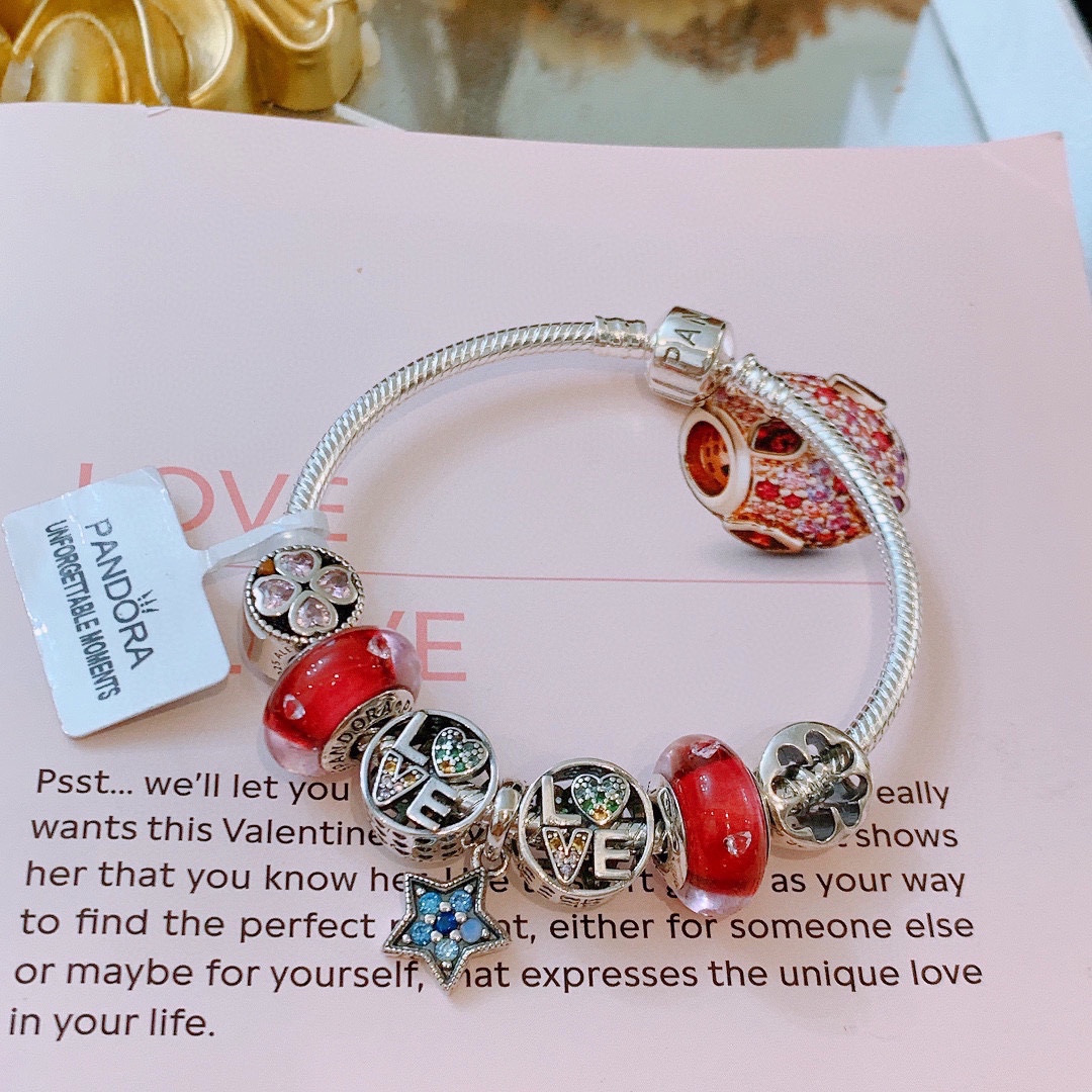 P165 七夕情人节礼物 不爆不上🔥潘多拉手链手镯Pandora 抖音网红 带货必选🐟 直播带货 高品质镶嵌工艺  佩戴码数手腕尺寸➕2cm ~3cm爆款官网同款 🎁2022新款🔥搭配潘多拉🌷🍃独家实拍。工厂直销一手货源！ 🔥足克足量，进口水钻全手工镶嵌💎限量出售 欢迎下单👏👏。尺寸16~21cm  每一颗配件都有其含义，证明出潘多拉手链是具有丰富的首饰内涵和艺术故事❕❕ 钻位清晰镶工是极好的丹麦高端材质和顶级银为原料。❗尺寸：16 17 18 19 20 21公分