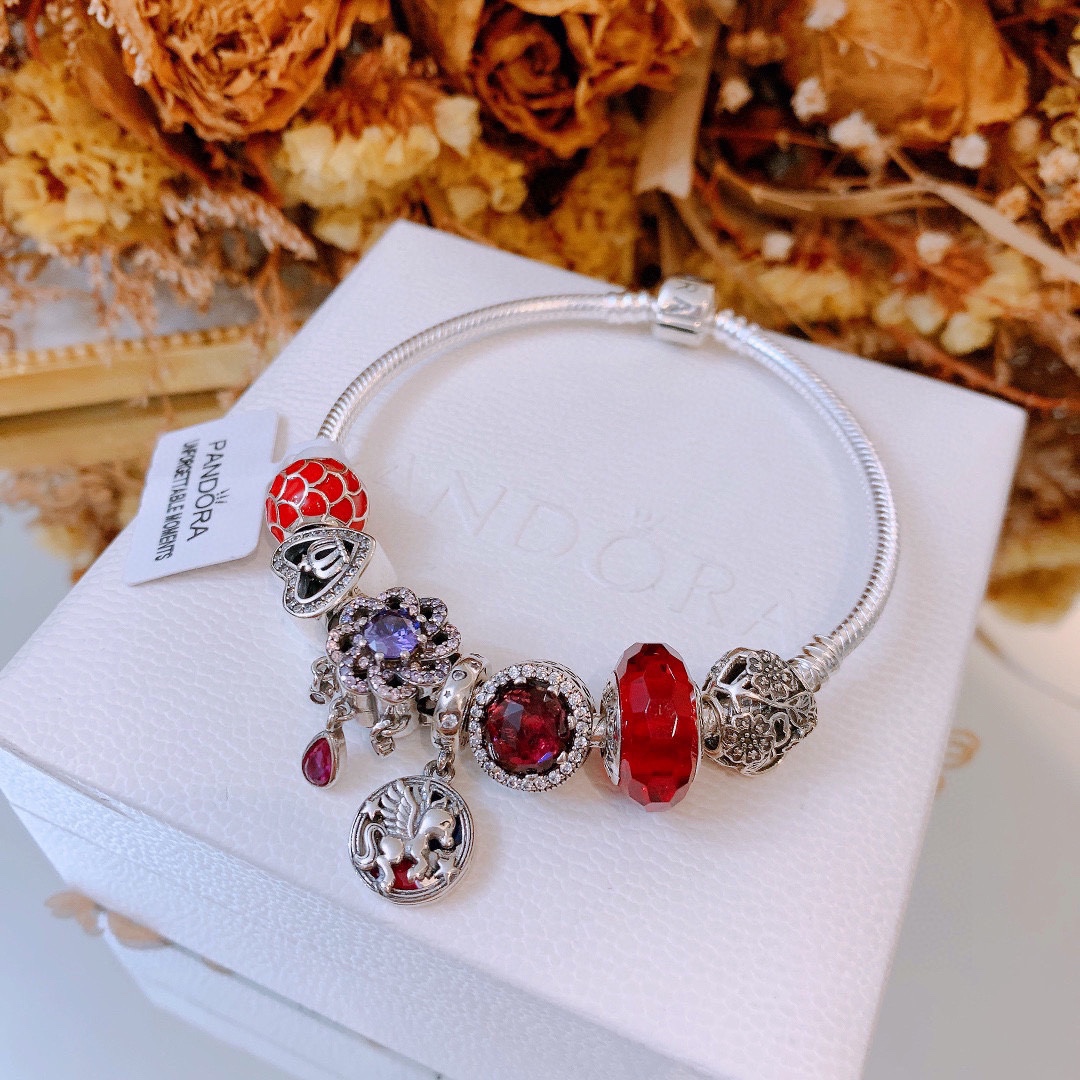 P165 七夕情人节礼物 不爆不上🔥潘多拉手链手镯Pandora 抖音网红 带货必选🐟 直播带货 高品质镶嵌工艺  佩戴码数手腕尺寸➕2cm ~3cm爆款官网同款 🎁2022新款🔥搭配潘多拉🌷🍃独家实拍。工厂直销一手货源！ 🔥足克足量，进口水钻全手工镶嵌💎限量出售 欢迎下单👏👏。尺寸16~21cm  每一颗配件都有其含义，证明出潘多拉手链是具有丰富的首饰内涵和艺术故事❕❕ 钻位清晰镶工是极好的丹麦高端材质和顶级银为原料。❗尺寸：16 17 18 19 20 21公分