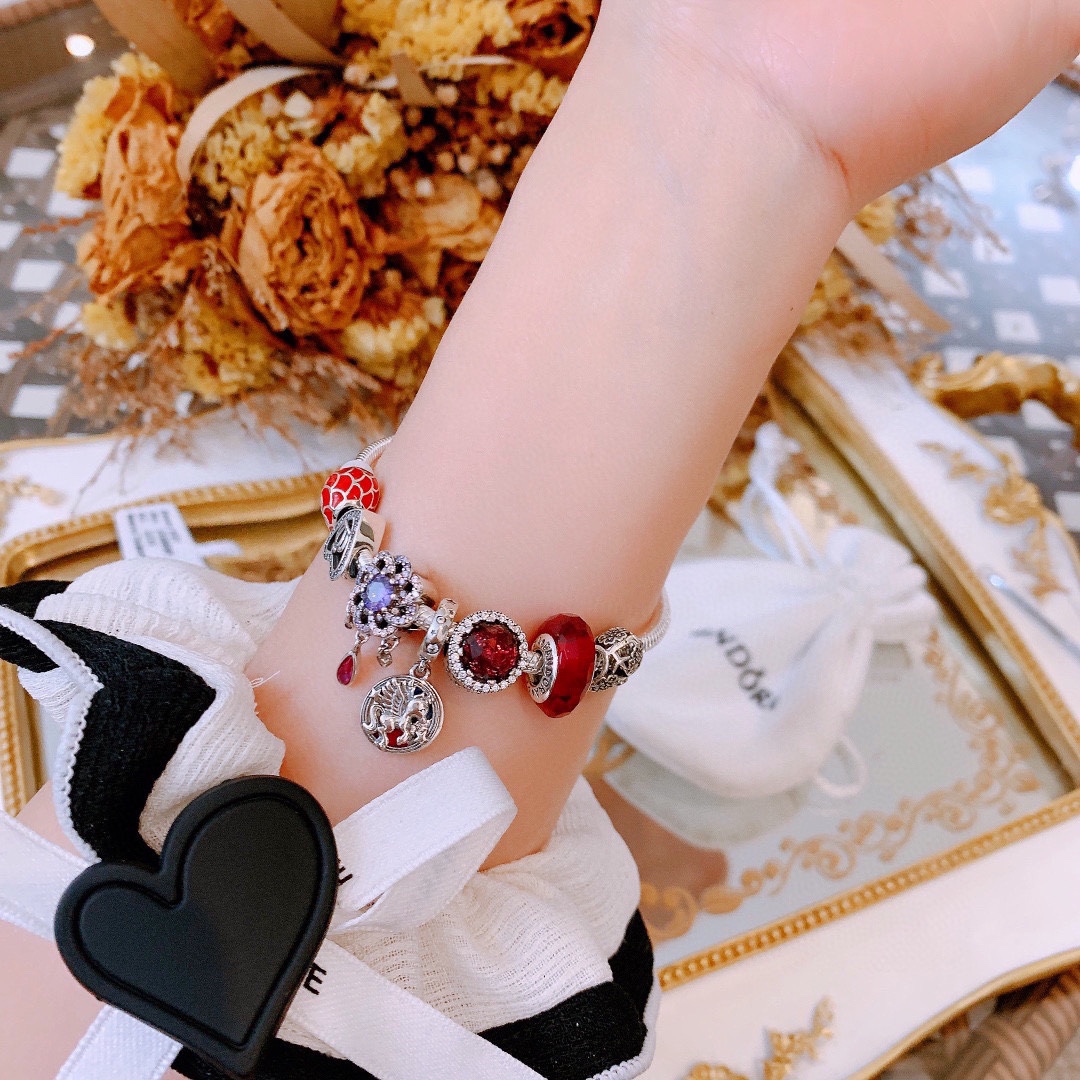 P165 七夕情人节礼物 不爆不上🔥潘多拉手链手镯Pandora 抖音网红 带货必选🐟 直播带货 高品质镶嵌工艺  佩戴码数手腕尺寸➕2cm ~3cm爆款官网同款 🎁2022新款🔥搭配潘多拉🌷🍃独家实拍。工厂直销一手货源！ 🔥足克足量，进口水钻全手工镶嵌💎限量出售 欢迎下单👏👏。尺寸16~21cm  每一颗配件都有其含义，证明出潘多拉手链是具有丰富的首饰内涵和艺术故事❕❕ 钻位清晰镶工是极好的丹麦高端材质和顶级银为原料。❗尺寸：16 17 18 19 20 21公分