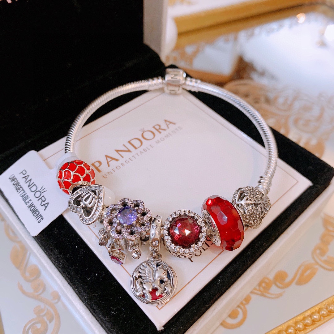 P165 七夕情人节礼物 不爆不上🔥潘多拉手链手镯Pandora 抖音网红 带货必选🐟 直播带货 高品质镶嵌工艺  佩戴码数手腕尺寸➕2cm ~3cm爆款官网同款 🎁2022新款🔥搭配潘多拉🌷🍃独家实拍。工厂直销一手货源！ 🔥足克足量，进口水钻全手工镶嵌💎限量出售 欢迎下单👏👏。尺寸16~21cm  每一颗配件都有其含义，证明出潘多拉手链是具有丰富的首饰内涵和艺术故事❕❕ 钻位清晰镶工是极好的丹麦高端材质和顶级银为原料。❗尺寸：16 17 18 19 20 21公分
