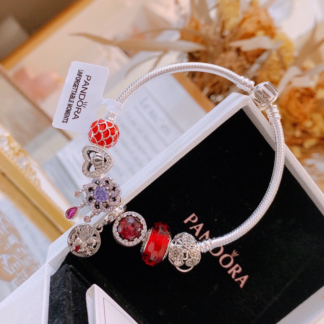 P165 七夕情人节礼物 不爆不上🔥潘多拉手链手镯Pandora 抖音网红 带货必选🐟 直播带货 高品质镶嵌工艺  佩戴码数手腕尺寸➕2cm ~3cm爆款官网同款 🎁2022新款🔥搭配潘多拉🌷🍃独家实拍。工厂直销一手货源！ 🔥足克足量，进口水钻全手工镶嵌💎限量出售 欢迎下单👏👏。尺寸16~21cm  每一颗配件都有其含义，证明出潘多拉手链是具有丰富的首饰内涵和艺术故事❕❕ 钻位清晰镶工是极好的丹麦高端材质和顶级银为原料。❗尺寸：16 17 18 19 20 21公分