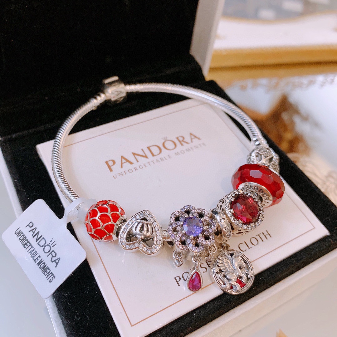 P165 七夕情人节礼物 不爆不上🔥潘多拉手链手镯Pandora 抖音网红 带货必选🐟 直播带货 高品质镶嵌工艺  佩戴码数手腕尺寸➕2cm ~3cm爆款官网同款 🎁2022新款🔥搭配潘多拉🌷🍃独家实拍。工厂直销一手货源！ 🔥足克足量，进口水钻全手工镶嵌💎限量出售 欢迎下单👏👏。尺寸16~21cm  每一颗配件都有其含义，证明出潘多拉手链是具有丰富的首饰内涵和艺术故事❕❕ 钻位清晰镶工是极好的丹麦高端材质和顶级银为原料。❗尺寸：16 17 18 19 20 21公分