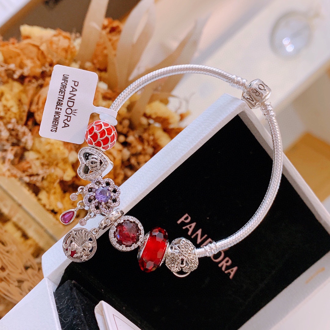 P165 七夕情人节礼物 不爆不上🔥潘多拉手链手镯Pandora 抖音网红 带货必选🐟 直播带货 高品质镶嵌工艺  佩戴码数手腕尺寸➕2cm ~3cm爆款官网同款 🎁2022新款🔥搭配潘多拉🌷🍃独家实拍。工厂直销一手货源！ 🔥足克足量，进口水钻全手工镶嵌💎限量出售 欢迎下单👏👏。尺寸16~21cm  每一颗配件都有其含义，证明出潘多拉手链是具有丰富的首饰内涵和艺术故事❕❕ 钻位清晰镶工是极好的丹麦高端材质和顶级银为原料。❗尺寸：16 17 18 19 20 21公分
