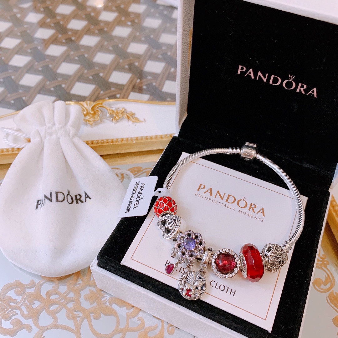 P165 七夕情人节礼物 不爆不上🔥潘多拉手链手镯Pandora 抖音网红 带货必选🐟 直播带货 高品质镶嵌工艺  佩戴码数手腕尺寸➕2cm ~3cm爆款官网同款 🎁2022新款🔥搭配潘多拉🌷🍃独家实拍。工厂直销一手货源！ 🔥足克足量，进口水钻全手工镶嵌💎限量出售 欢迎下单👏👏。尺寸16~21cm  每一颗配件都有其含义，证明出潘多拉手链是具有丰富的首饰内涵和艺术故事❕❕ 钻位清晰镶工是极好的丹麦高端材质和顶级银为原料。❗尺寸：16 17 18 19 20 21公分