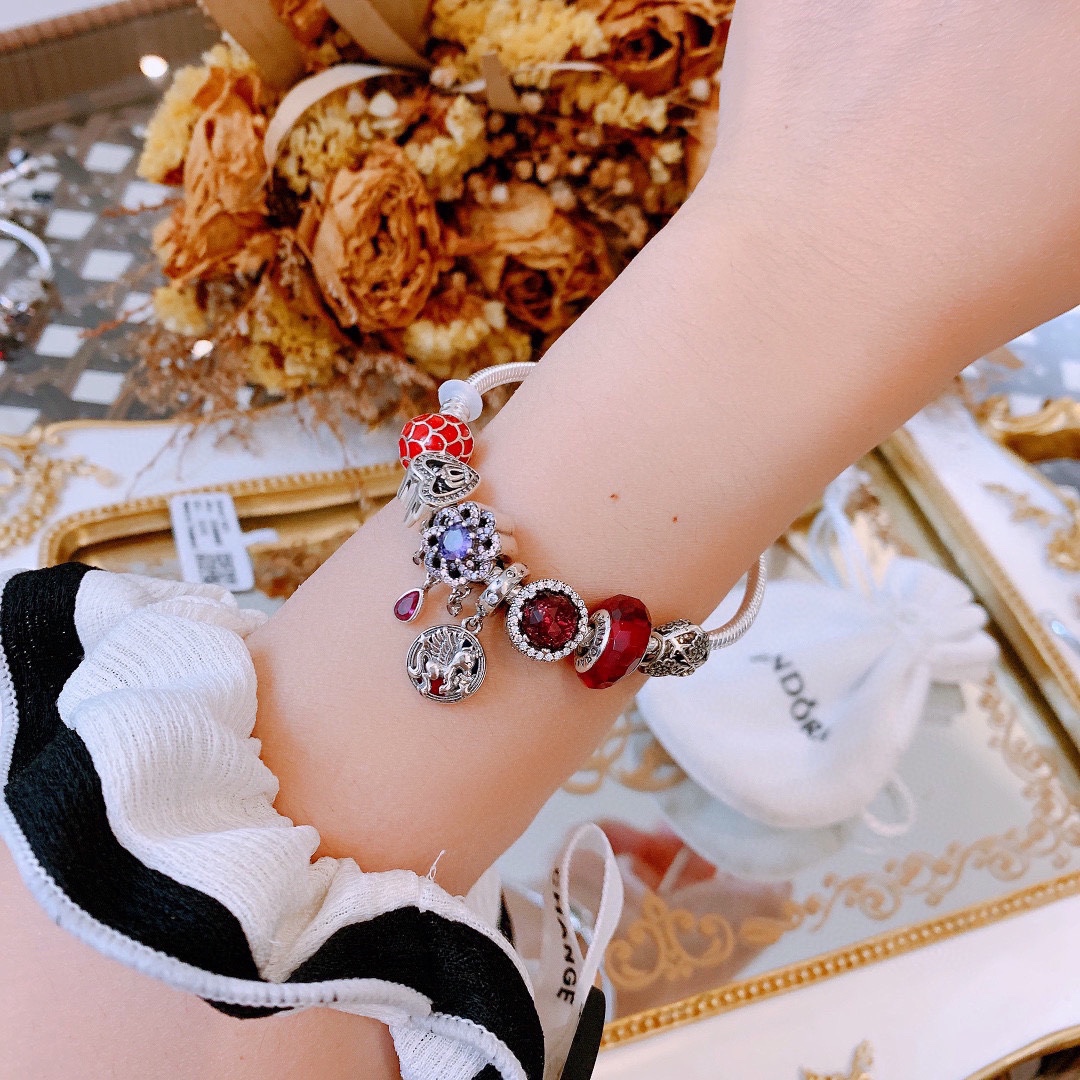 P165 七夕情人节礼物 不爆不上🔥潘多拉手链手镯Pandora 抖音网红 带货必选🐟 直播带货 高品质镶嵌工艺  佩戴码数手腕尺寸➕2cm ~3cm爆款官网同款 🎁2022新款🔥搭配潘多拉🌷🍃独家实拍。工厂直销一手货源！ 🔥足克足量，进口水钻全手工镶嵌💎限量出售 欢迎下单👏👏。尺寸16~21cm  每一颗配件都有其含义，证明出潘多拉手链是具有丰富的首饰内涵和艺术故事❕❕ 钻位清晰镶工是极好的丹麦高端材质和顶级银为原料。❗尺寸：16 17 18 19 20 21公分