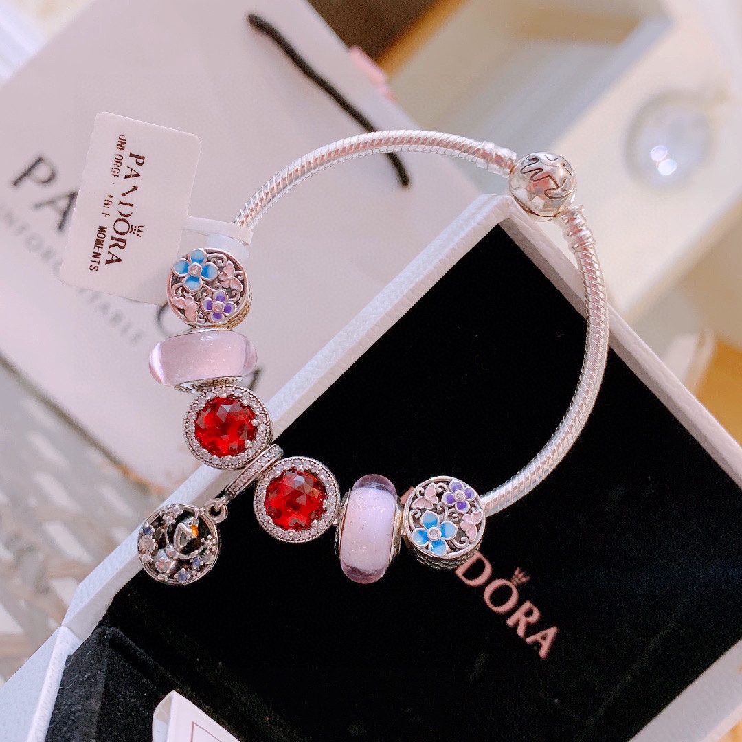 P165 七夕情人节礼物 不爆不上🔥潘多拉手链手镯Pandora 抖音网红 带货必选🐟 直播带货 高品质镶嵌工艺  佩戴码数手腕尺寸➕2cm ~3cm爆款官网同款 🎁2022新款🔥搭配潘多拉🌷🍃独家实拍。工厂直销一手货源！ 🔥足克足量，进口水钻全手工镶嵌💎限量出售 欢迎下单👏👏。尺寸16~21cm  每一颗配件都有其含义，证明出潘多拉手链是具有丰富的首饰内涵和艺术故事❕❕ 钻位清晰镶工是极好的丹麦高端材质和顶级银为原料。❗尺寸：16 17 18 19 20 21公分