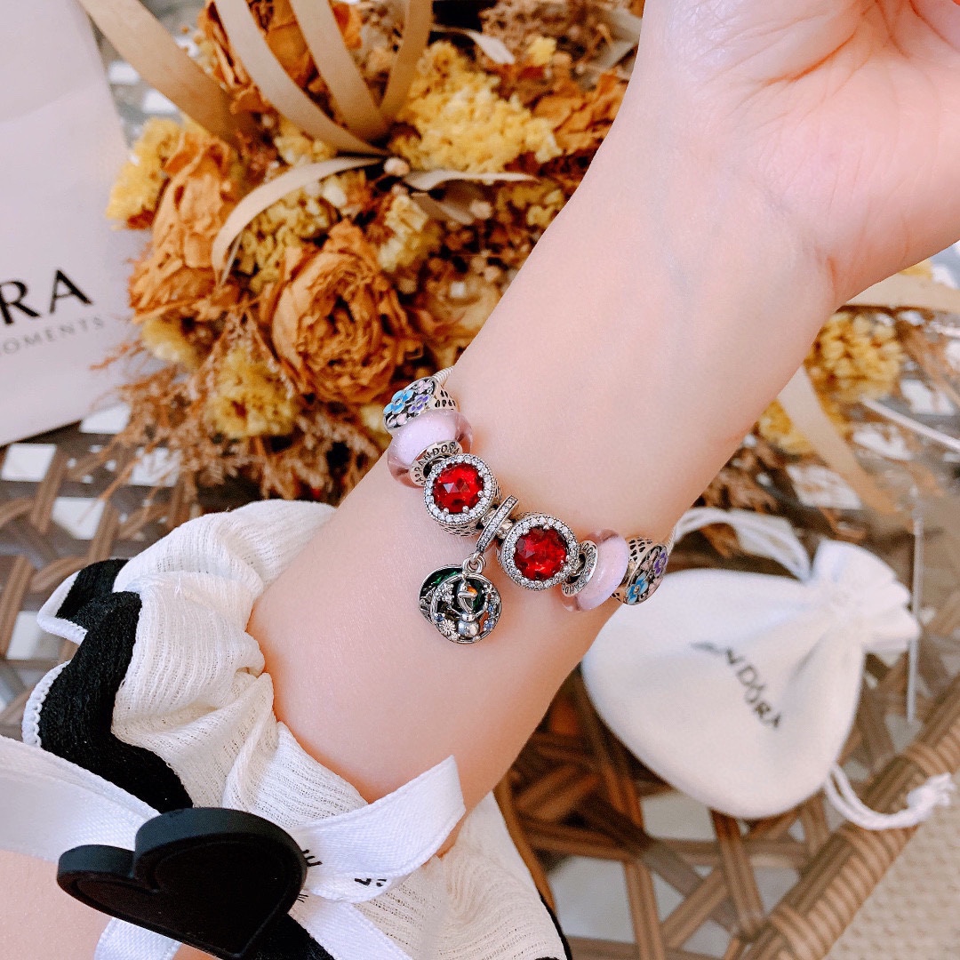 P165 七夕情人节礼物 不爆不上🔥潘多拉手链手镯Pandora 抖音网红 带货必选🐟 直播带货 高品质镶嵌工艺  佩戴码数手腕尺寸➕2cm ~3cm爆款官网同款 🎁2022新款🔥搭配潘多拉🌷🍃独家实拍。工厂直销一手货源！ 🔥足克足量，进口水钻全手工镶嵌💎限量出售 欢迎下单👏👏。尺寸16~21cm  每一颗配件都有其含义，证明出潘多拉手链是具有丰富的首饰内涵和艺术故事❕❕ 钻位清晰镶工是极好的丹麦高端材质和顶级银为原料。❗尺寸：16 17 18 19 20 21公分