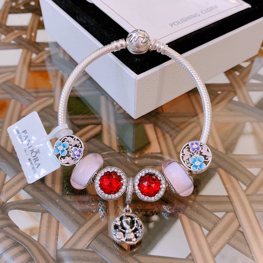 P165 七夕情人节礼物 不爆不上🔥潘多拉手链手镯Pandora 抖音网红 带货必选🐟 直播带货 高品质镶嵌工艺  佩戴码数手腕尺寸➕2cm ~3cm爆款官网同款 🎁2022新款🔥搭配潘多拉🌷🍃独家实拍。工厂直销一手货源！ 🔥足克足量，进口水钻全手工镶嵌💎限量出售 欢迎下单👏👏。尺寸16~21cm  每一颗配件都有其含义，证明出潘多拉手链是具有丰富的首饰内涵和艺术故事❕❕ 钻位清晰镶工是极好的丹麦高端材质和顶级银为原料。❗尺寸：16 17 18 19 20 21公分