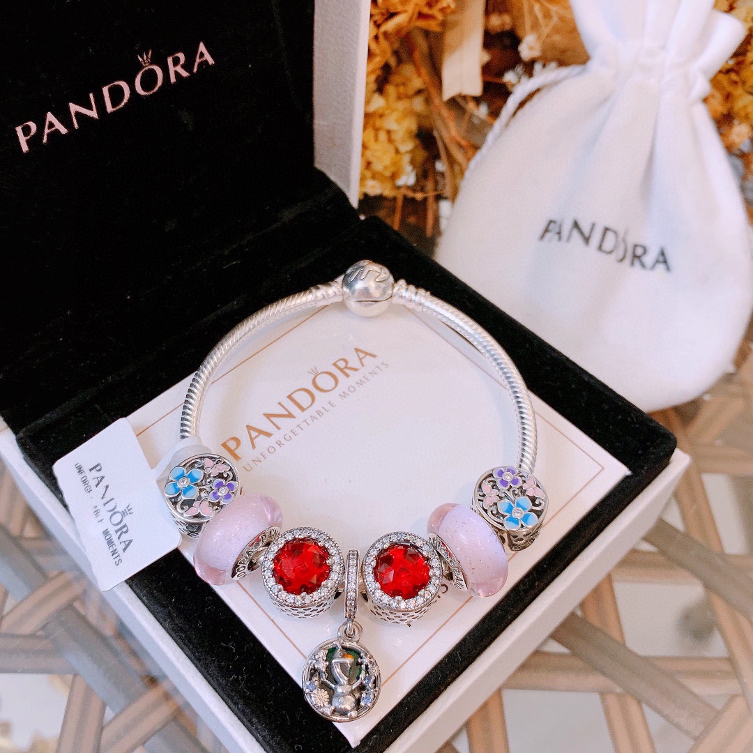 P165 七夕情人节礼物 不爆不上🔥潘多拉手链手镯Pandora 抖音网红 带货必选🐟 直播带货 高品质镶嵌工艺  佩戴码数手腕尺寸➕2cm ~3cm爆款官网同款 🎁2022新款🔥搭配潘多拉🌷🍃独家实拍。工厂直销一手货源！ 🔥足克足量，进口水钻全手工镶嵌💎限量出售 欢迎下单👏👏。尺寸16~21cm  每一颗配件都有其含义，证明出潘多拉手链是具有丰富的首饰内涵和艺术故事❕❕ 钻位清晰镶工是极好的丹麦高端材质和顶级银为原料。❗尺寸：16 17 18 19 20 21公分