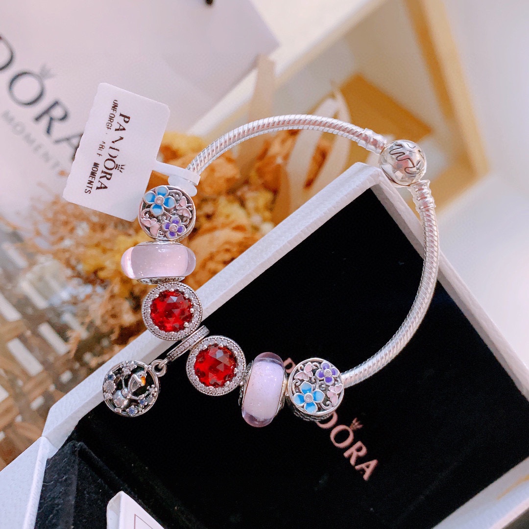 P165 七夕情人节礼物 不爆不上🔥潘多拉手链手镯Pandora 抖音网红 带货必选🐟 直播带货 高品质镶嵌工艺  佩戴码数手腕尺寸➕2cm ~3cm爆款官网同款 🎁2022新款🔥搭配潘多拉🌷🍃独家实拍。工厂直销一手货源！ 🔥足克足量，进口水钻全手工镶嵌💎限量出售 欢迎下单👏👏。尺寸16~21cm  每一颗配件都有其含义，证明出潘多拉手链是具有丰富的首饰内涵和艺术故事❕❕ 钻位清晰镶工是极好的丹麦高端材质和顶级银为原料。❗尺寸：16 17 18 19 20 21公分