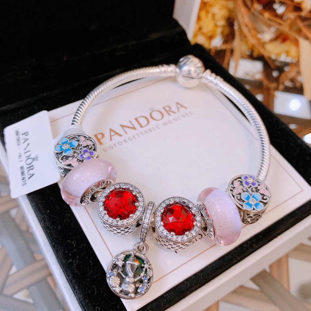 P165 七夕情人节礼物 不爆不上🔥潘多拉手链手镯Pandora 抖音网红 带货必选🐟 直播带货 高品质镶嵌工艺  佩戴码数手腕尺寸➕2cm ~3cm爆款官网同款 🎁2022新款🔥搭配潘多拉🌷🍃独家实拍。工厂直销一手货源！ 🔥足克足量，进口水钻全手工镶嵌💎限量出售 欢迎下单👏👏。尺寸16~21cm  每一颗配件都有其含义，证明出潘多拉手链是具有丰富的首饰内涵和艺术故事❕❕ 钻位清晰镶工是极好的丹麦高端材质和顶级银为原料。❗尺寸：16 17 18 19 20 21公分