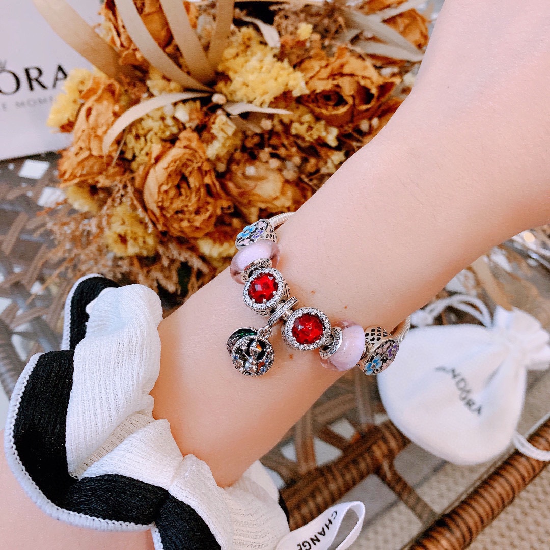 P165 七夕情人节礼物 不爆不上🔥潘多拉手链手镯Pandora 抖音网红 带货必选🐟 直播带货 高品质镶嵌工艺  佩戴码数手腕尺寸➕2cm ~3cm爆款官网同款 🎁2022新款🔥搭配潘多拉🌷🍃独家实拍。工厂直销一手货源！ 🔥足克足量，进口水钻全手工镶嵌💎限量出售 欢迎下单👏👏。尺寸16~21cm  每一颗配件都有其含义，证明出潘多拉手链是具有丰富的首饰内涵和艺术故事❕❕ 钻位清晰镶工是极好的丹麦高端材质和顶级银为原料。❗尺寸：16 17 18 19 20 21公分