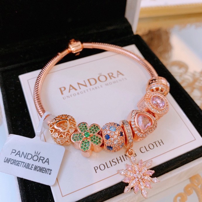 P165 七夕情人节礼物 不爆不上🔥潘多拉手链手镯Pandora 抖音网红 带货必选🐟 直播带货 高品质镶嵌工艺  佩戴码数手腕尺寸➕2cm ~3cm爆款官网同款 🎁2022新款🔥搭配潘多拉🌷🍃独家实拍。工厂直销一手货源！ 🔥足克足量，进口水钻全手工镶嵌💎限量出售 欢迎下单👏👏。尺寸16~21cm  每一颗配件都有其含义，证明出潘多拉手链是具有丰富的首饰内涵和艺术故事❕❕ 钻位清晰镶工是极好的丹麦高端材质和顶级银为原料。❗尺寸：16 17 18 19 20 21公分
