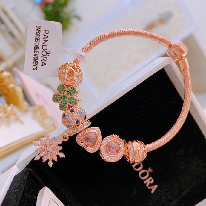 P165 七夕情人节礼物 不爆不上🔥潘多拉手链手镯Pandora 抖音网红 带货必选🐟 直播带货 高品质镶嵌工艺  佩戴码数手腕尺寸➕2cm ~3cm爆款官网同款 🎁2022新款🔥搭配潘多拉🌷🍃独家实拍。工厂直销一手货源！ 🔥足克足量，进口水钻全手工镶嵌💎限量出售 欢迎下单👏👏。尺寸16~21cm  每一颗配件都有其含义，证明出潘多拉手链是具有丰富的首饰内涵和艺术故事❕❕ 钻位清晰镶工是极好的丹麦高端材质和顶级银为原料。❗尺寸：16 17 18 19 20 21公分