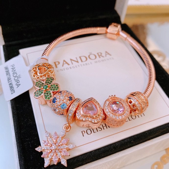 P165 七夕情人节礼物 不爆不上🔥潘多拉手链手镯Pandora 抖音网红 带货必选🐟 直播带货 高品质镶嵌工艺  佩戴码数手腕尺寸➕2cm ~3cm爆款官网同款 🎁2022新款🔥搭配潘多拉🌷🍃独家实拍。工厂直销一手货源！ 🔥足克足量，进口水钻全手工镶嵌💎限量出售 欢迎下单👏👏。尺寸16~21cm  每一颗配件都有其含义，证明出潘多拉手链是具有丰富的首饰内涵和艺术故事❕❕ 钻位清晰镶工是极好的丹麦高端材质和顶级银为原料。❗尺寸：16 17 18 19 20 21公分