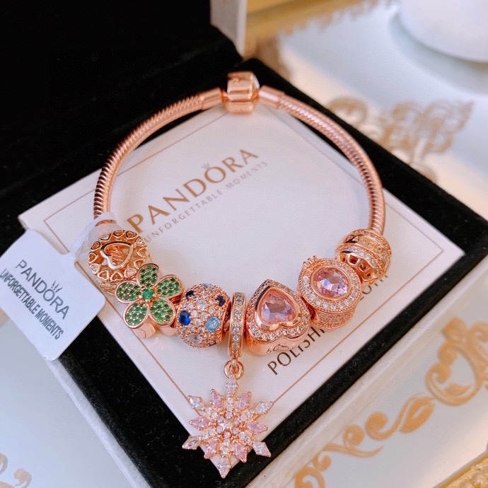 P165 七夕情人节礼物 不爆不上🔥潘多拉手链手镯Pandora 抖音网红 带货必选🐟 直播带货 高品质镶嵌工艺  佩戴码数手腕尺寸➕2cm ~3cm爆款官网同款 🎁2022新款🔥搭配潘多拉🌷🍃独家实拍。工厂直销一手货源！ 🔥足克足量，进口水钻全手工镶嵌💎限量出售 欢迎下单👏👏。尺寸16~21cm  每一颗配件都有其含义，证明出潘多拉手链是具有丰富的首饰内涵和艺术故事❕❕ 钻位清晰镶工是极好的丹麦高端材质和顶级银为原料。❗尺寸：16 17 18 19 20 21公分