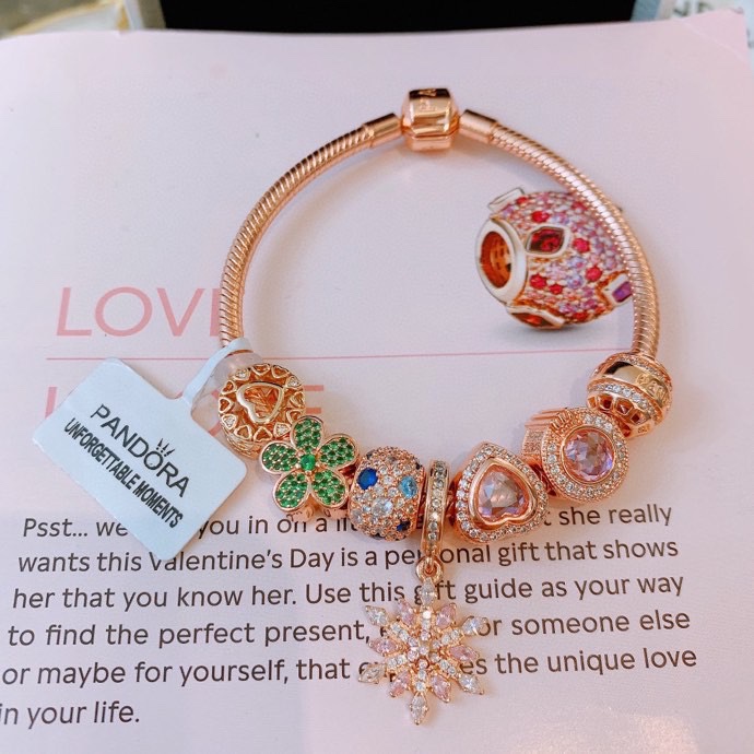 P165 七夕情人节礼物 不爆不上🔥潘多拉手链手镯Pandora 抖音网红 带货必选🐟 直播带货 高品质镶嵌工艺  佩戴码数手腕尺寸➕2cm ~3cm爆款官网同款 🎁2022新款🔥搭配潘多拉🌷🍃独家实拍。工厂直销一手货源！ 🔥足克足量，进口水钻全手工镶嵌💎限量出售 欢迎下单👏👏。尺寸16~21cm  每一颗配件都有其含义，证明出潘多拉手链是具有丰富的首饰内涵和艺术故事❕❕ 钻位清晰镶工是极好的丹麦高端材质和顶级银为原料。❗尺寸：16 17 18 19 20 21公分