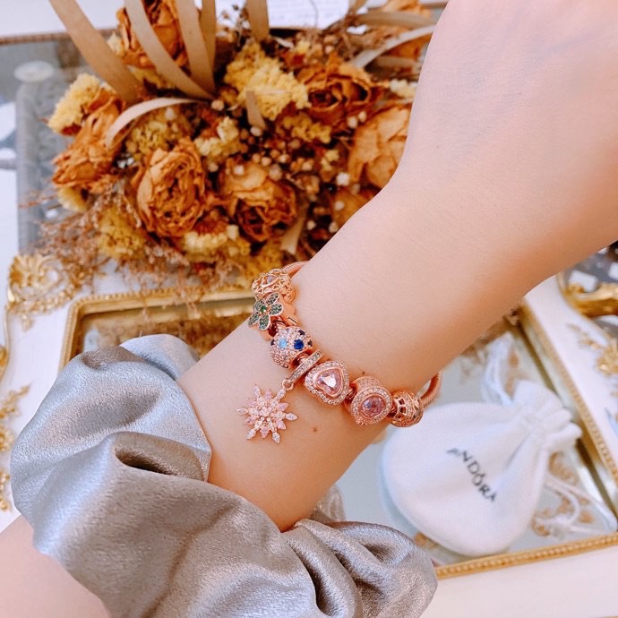 P165 七夕情人节礼物 不爆不上🔥潘多拉手链手镯Pandora 抖音网红 带货必选🐟 直播带货 高品质镶嵌工艺  佩戴码数手腕尺寸➕2cm ~3cm爆款官网同款 🎁2022新款🔥搭配潘多拉🌷🍃独家实拍。工厂直销一手货源！ 🔥足克足量，进口水钻全手工镶嵌💎限量出售 欢迎下单👏👏。尺寸16~21cm  每一颗配件都有其含义，证明出潘多拉手链是具有丰富的首饰内涵和艺术故事❕❕ 钻位清晰镶工是极好的丹麦高端材质和顶级银为原料。❗尺寸：16 17 18 19 20 21公分