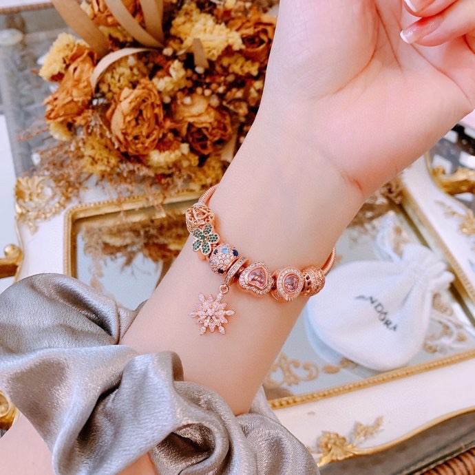 P165 七夕情人节礼物 不爆不上🔥潘多拉手链手镯Pandora 抖音网红 带货必选🐟 直播带货 高品质镶嵌工艺  佩戴码数手腕尺寸➕2cm ~3cm爆款官网同款 🎁2022新款🔥搭配潘多拉🌷🍃独家实拍。工厂直销一手货源！ 🔥足克足量，进口水钻全手工镶嵌💎限量出售 欢迎下单👏👏。尺寸16~21cm  每一颗配件都有其含义，证明出潘多拉手链是具有丰富的首饰内涵和艺术故事❕❕ 钻位清晰镶工是极好的丹麦高端材质和顶级银为原料。❗尺寸：16 17 18 19 20 21公分