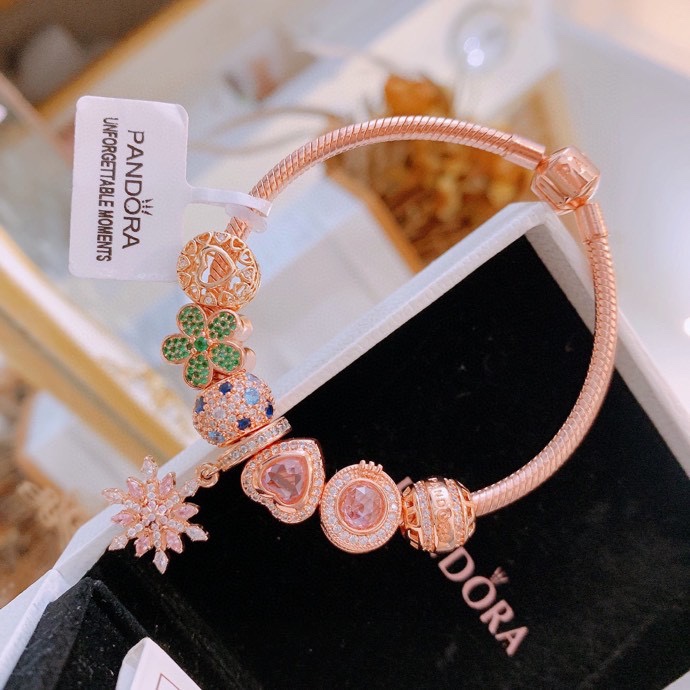 P165 七夕情人节礼物 不爆不上🔥潘多拉手链手镯Pandora 抖音网红 带货必选🐟 直播带货 高品质镶嵌工艺  佩戴码数手腕尺寸➕2cm ~3cm爆款官网同款 🎁2022新款🔥搭配潘多拉🌷🍃独家实拍。工厂直销一手货源！ 🔥足克足量，进口水钻全手工镶嵌💎限量出售 欢迎下单👏👏。尺寸16~21cm  每一颗配件都有其含义，证明出潘多拉手链是具有丰富的首饰内涵和艺术故事❕❕ 钻位清晰镶工是极好的丹麦高端材质和顶级银为原料。❗尺寸：16 17 18 19 20 21公分