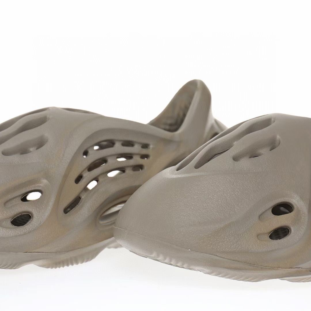 图片[8]-Adidas Yeezy Foam Runner Slide\”Stone Saget\”椰子童鞋户外风格包头运动沙滩凉拖防滑洞洞跑步凉鞋“灰棕鼠尾草”GX7295 尺码：28码=10K 29码=11K 31码=12K 32码=13K 33码=1Y-选品中心