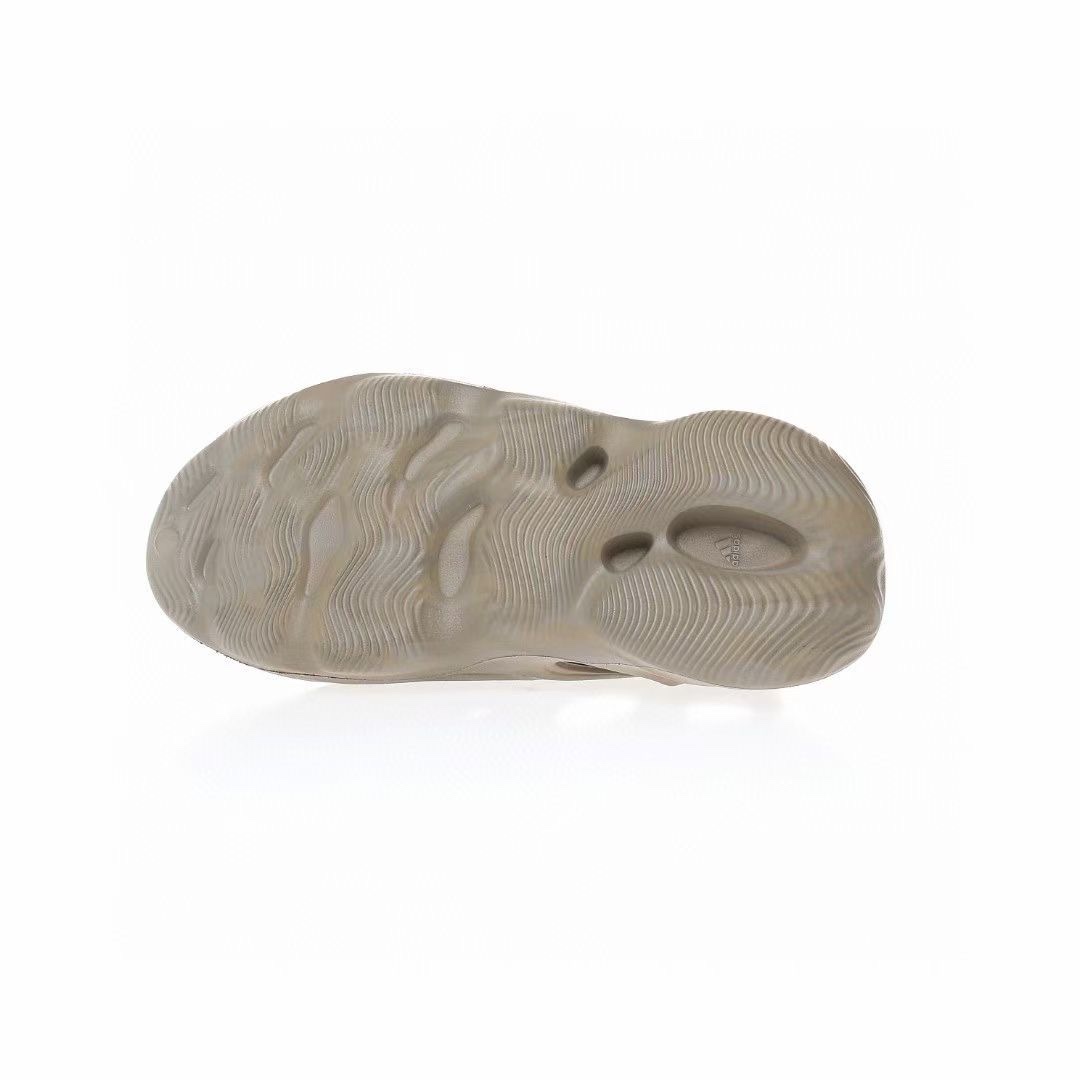 图片[5]-Adidas Yeezy Foam Runner Slide\”Stone Saget\”椰子童鞋户外风格包头运动沙滩凉拖防滑洞洞跑步凉鞋“灰棕鼠尾草”GX7295 尺码：28码=10K 29码=11K 31码=12K 32码=13K 33码=1Y-选品中心