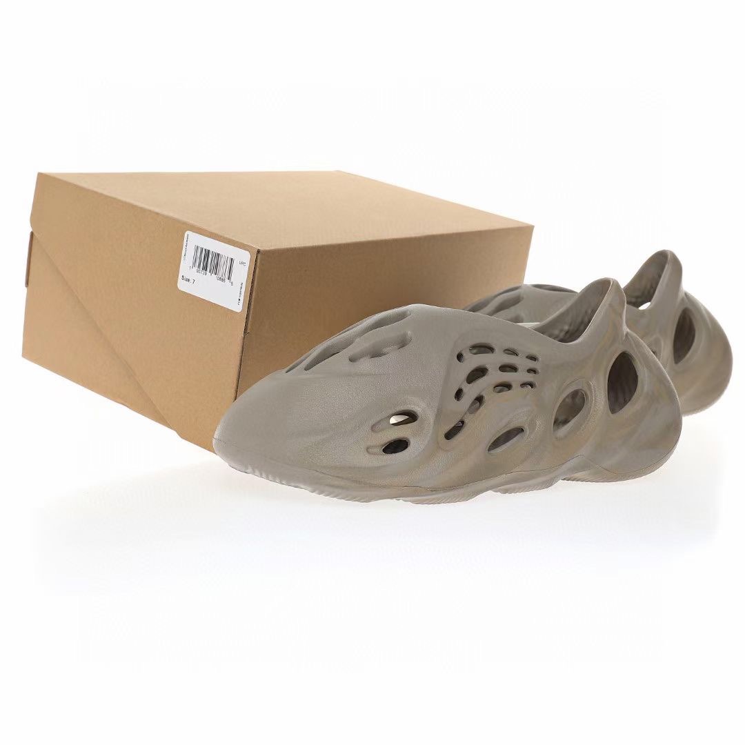 图片[9]-Adidas Yeezy Foam Runner Slide\”Stone Saget\”椰子童鞋户外风格包头运动沙滩凉拖防滑洞洞跑步凉鞋“灰棕鼠尾草”GX7295 尺码：28码=10K 29码=11K 31码=12K 32码=13K 33码=1Y-选品中心