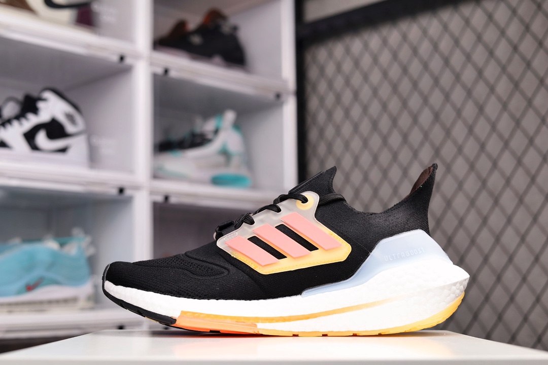 H0 公司级 UB 2022爆米花 前凸后翘”的adidas ultra boost 2020系列正式曝光，新一代的ulrtra boost 22在中底的部分添加了更多的boost材质面积，除了部分标志性的细节处外，这次更新的款式以”前凸后翘”的流线型呈现。中底的支撑片也变成了造型奇特的”U”型，鞋子设计十分有速度感。