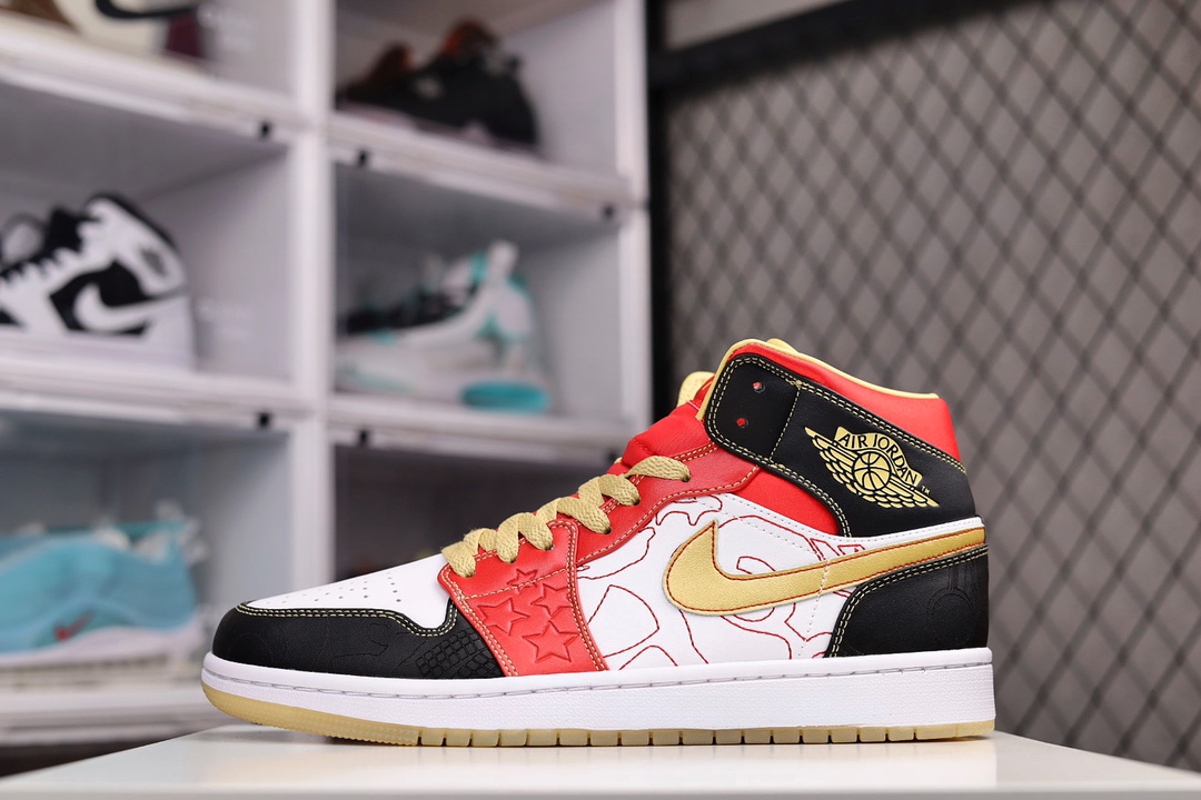 H0 Air Jordan 1 Mid “XQ” AJ1 乔1喜庆 中邦篮球鞋 中国专属配色 鞋款以白色、金色、运动红色和黑色为配色方案，采用皮革制成鞋身，尼龙鞋舌装扮，其标志性的交替图案贯穿始终，还带有不一样的鞋舌Logo和特殊的 25 周年鞋垫。