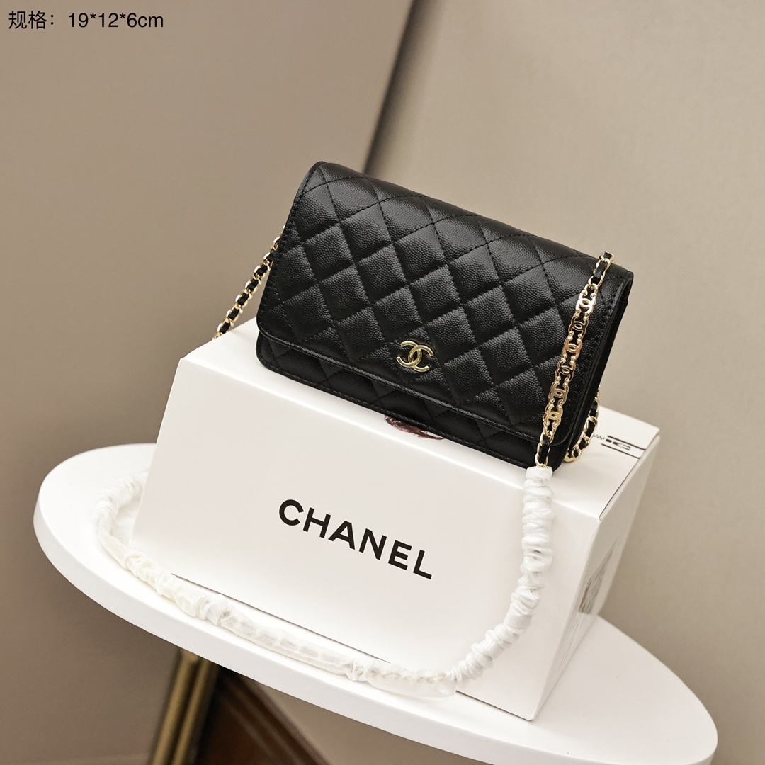 香奈儿22s新款woc发财包💰220 Chanel全新woc，俗称“发财包”所有女人最喜欢的一个搭配，链条是最惊艳的地方，有三段金属的双c logo真的超好看，内置卡槽，四季常青款，百搭实用，出门方便，颜值感和实用度爆棚，时尚小仙女最爱！ 规格：19*12*8cm