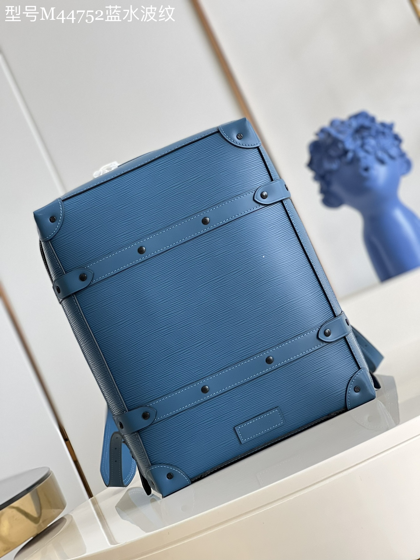 NO:399028,[Exclusive real photo M44752 blue water ripples] Retro box bag Classic exquisite box bag, fabric lining, made of old gold metal parts, full-frame Monogram pattern. Zipper closure adjustable leather shoulder strap. Size 36*28*214 o.1000, LV [original leather], louis vuitton19860909【独家实拍M44752蓝色水波纹】复古箱子包 经典考究箱子包,织物内衬,做旧金色金属件,全幅 Monogram 图案.拉链封口可调节皮革肩带.尺寸36*28*214 o.1000,LV【原厂皮】,louis vuitton,Bag