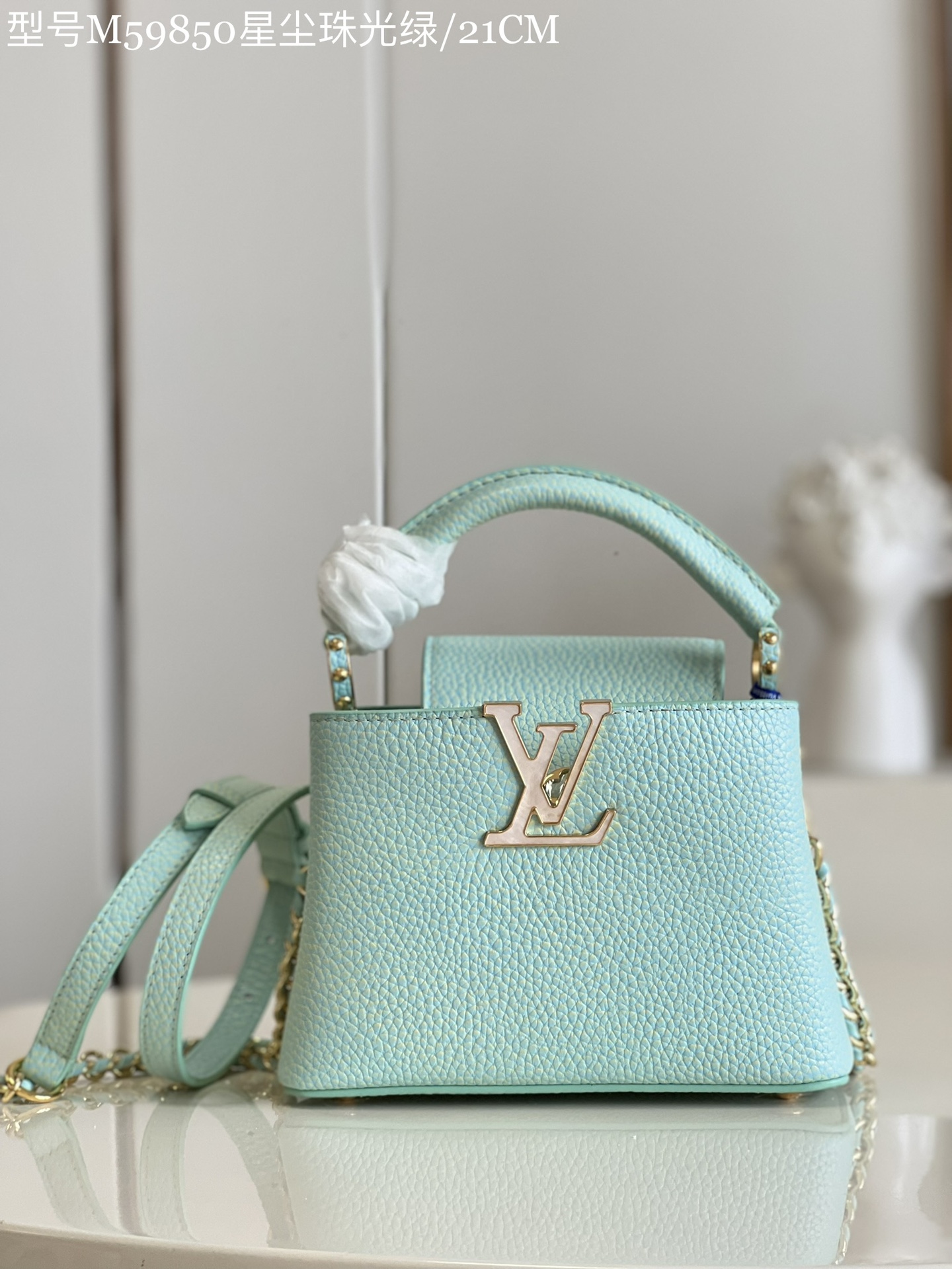 NO:399037,[Exclusive real photo of M59850 Stardust Pearl Green Mini] Capucines new color Starpipe shell buckle is so beautiful, it is worthy of being the biological daughter, the best and latest will be [Wangchai] This Capucines mini handbag flashes Taurillon leather subtle luster, contrasting with the shell-like appearance of the brand letters, paired with a woven leather chain. Size 21×14×8cm kl.1250, LV [original leather], louis vuitton19860909【独家实拍M59850星尘珠光绿 迷你】Capucines新色星辰珠光贝壳扣太美了,不愧是亲生闺女,最好的最新的都会有[旺柴]本款 Capucines 迷你手袋闪烁 Taurillon 皮革的微妙莹泽,与品牌字母的贝壳般观感互为映衬,搭配编织皮革链条.尺寸21×14×8cm kl.1250,LV【原厂皮】,louis vuitton,Bag