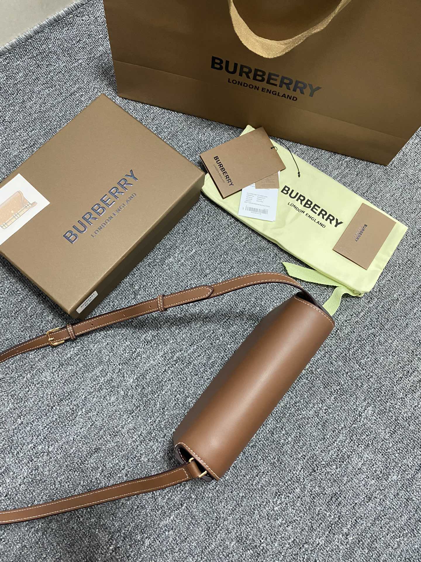 Burberry巴宝莉Vintage 格纹斜背包