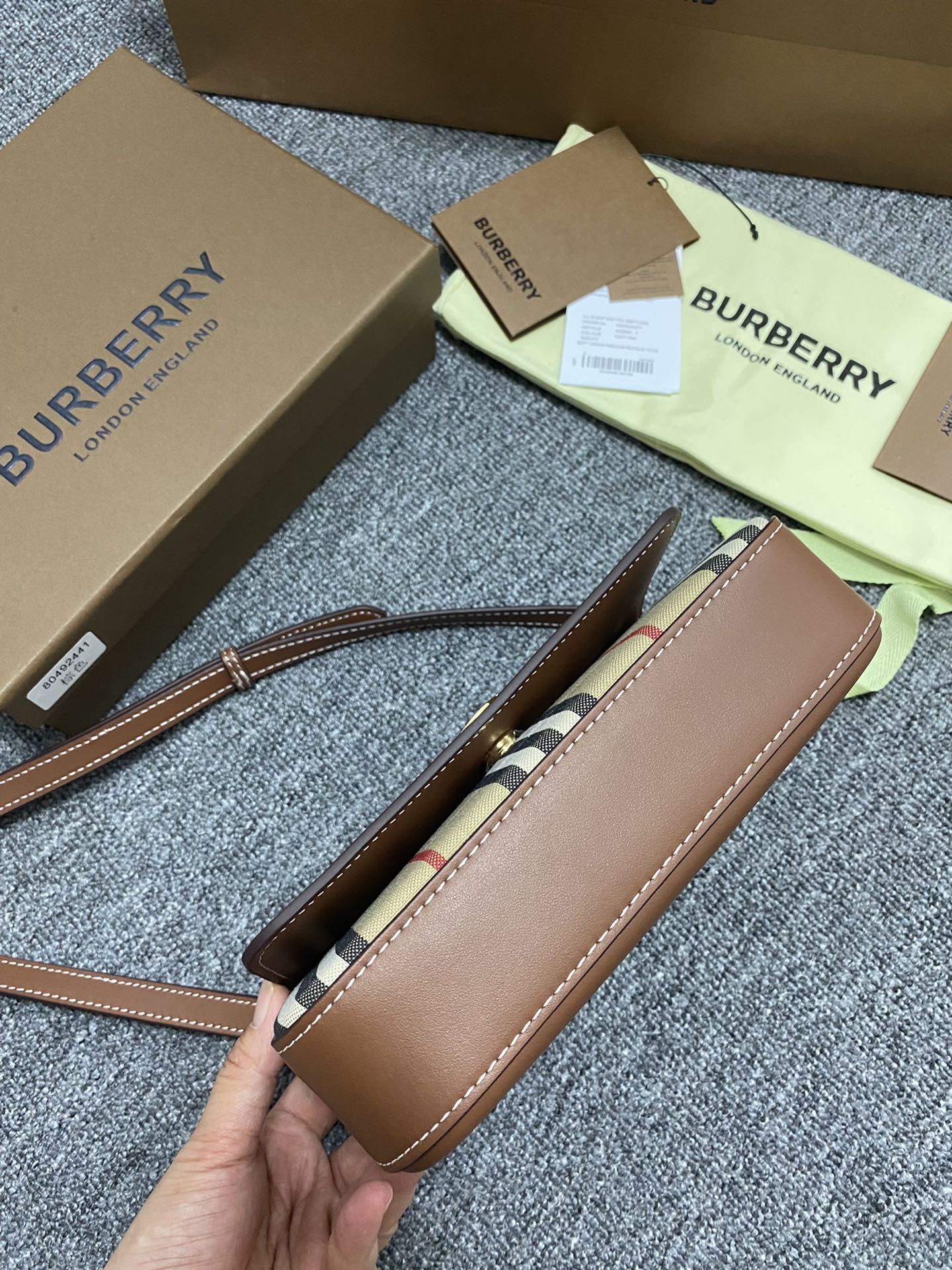 Burberry巴宝莉Vintage 格纹斜背包