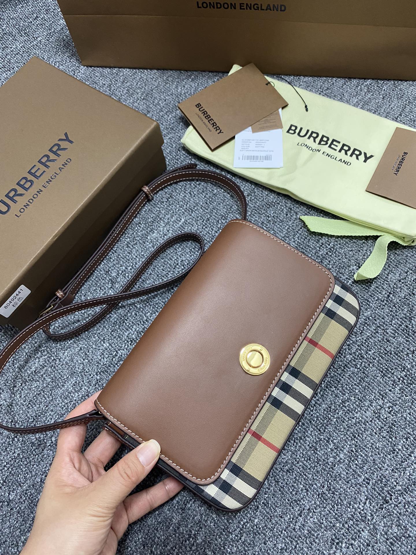 Burberry巴宝莉Vintage 格纹斜背包