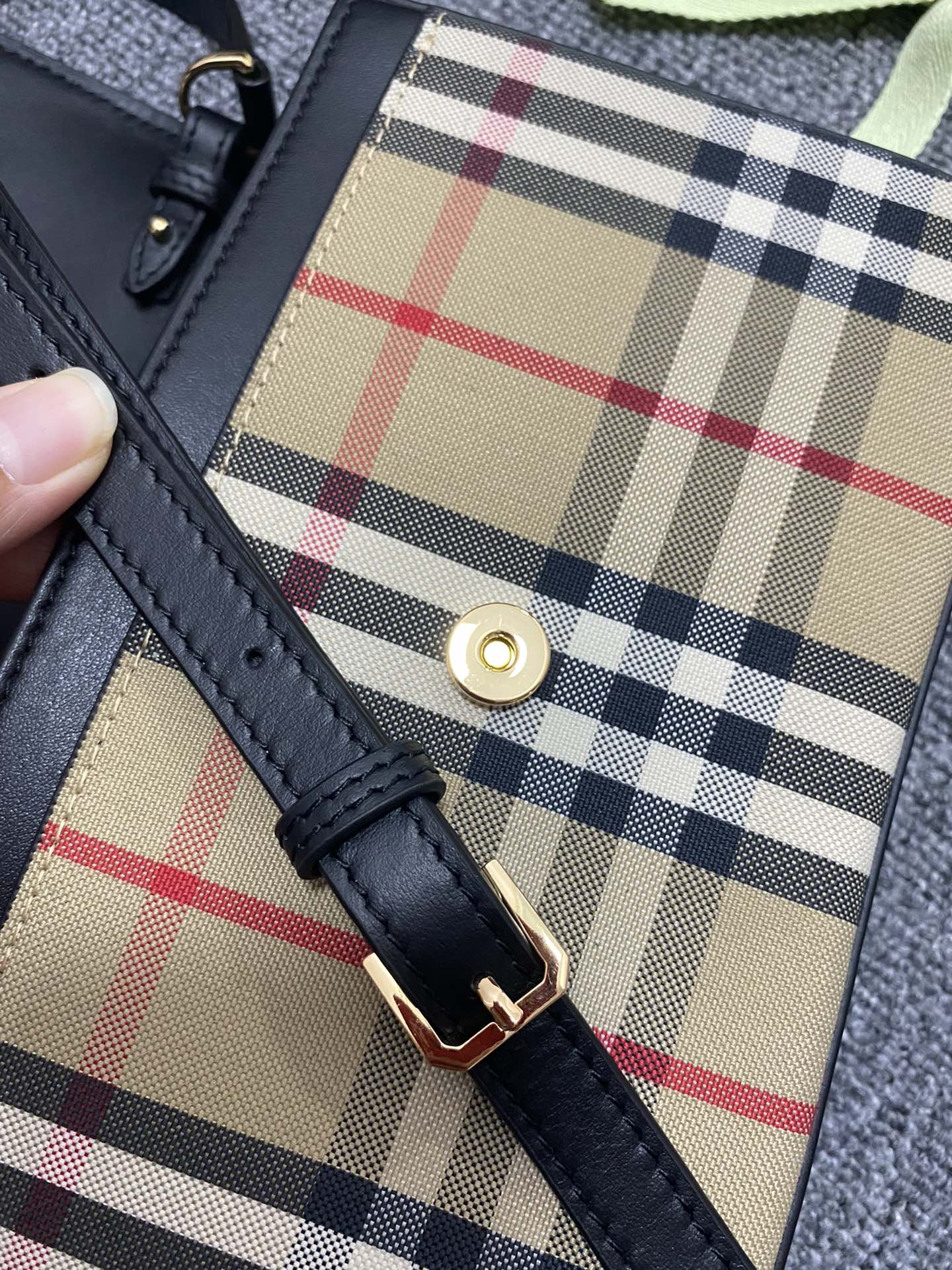 Burberry巴宝莉Vintage 格纹斜背包