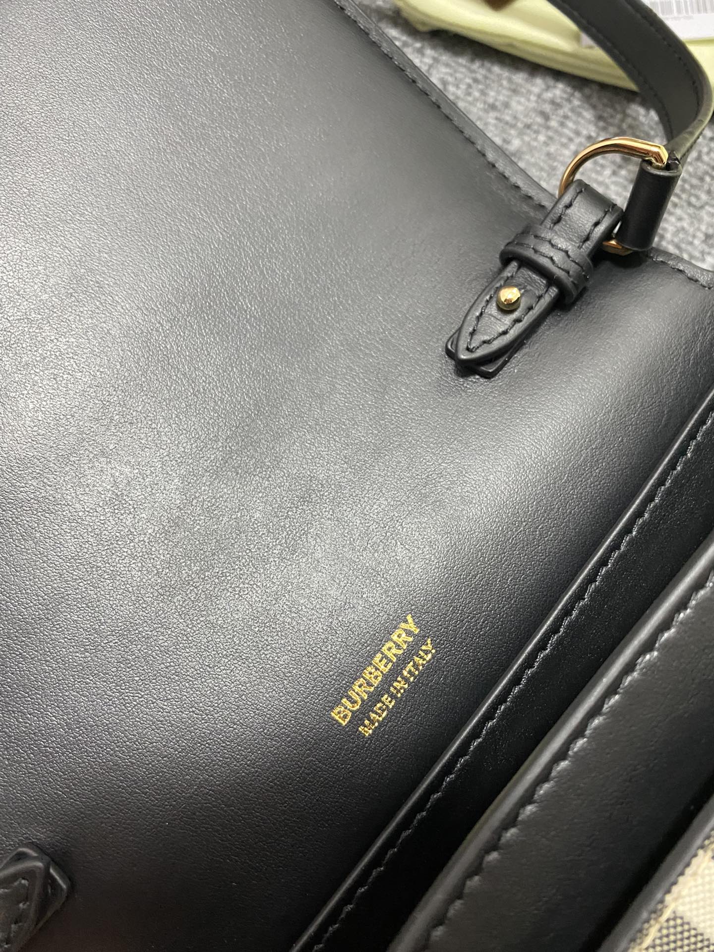 Burberry巴宝莉Vintage 格纹斜背包