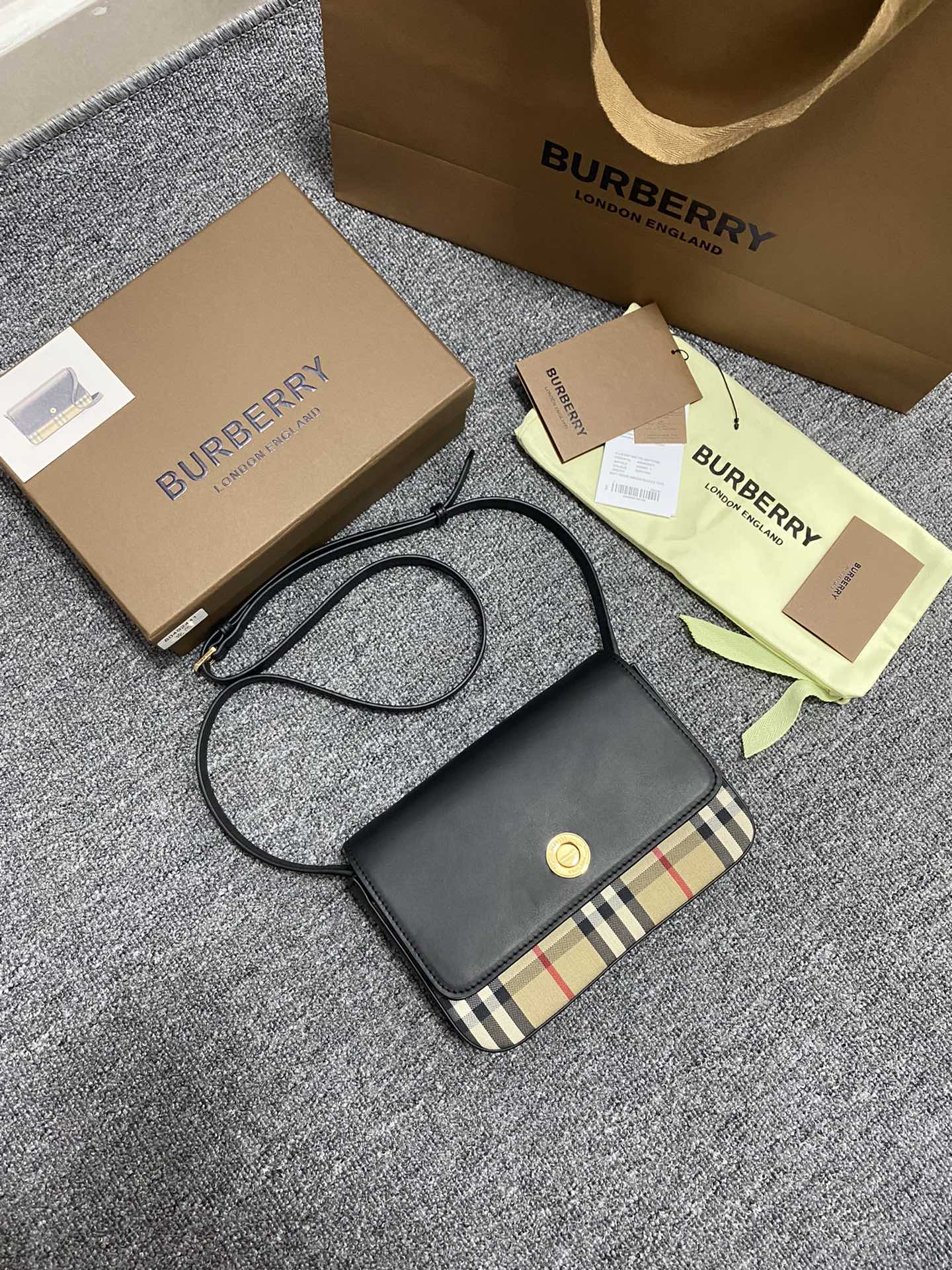 Burberry巴宝莉Vintage 格纹斜背包