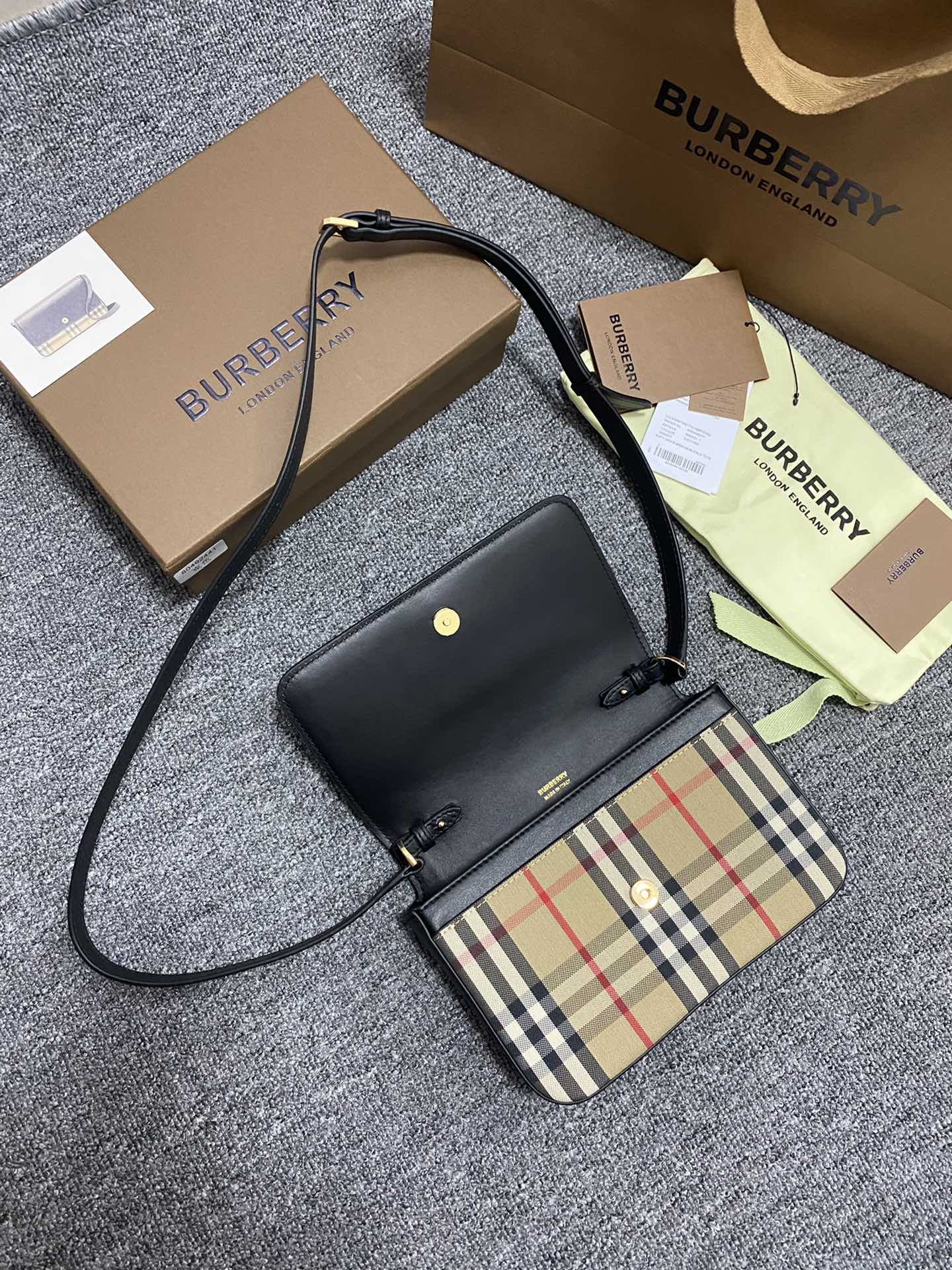 Burberry巴宝莉Vintage 格纹斜背包